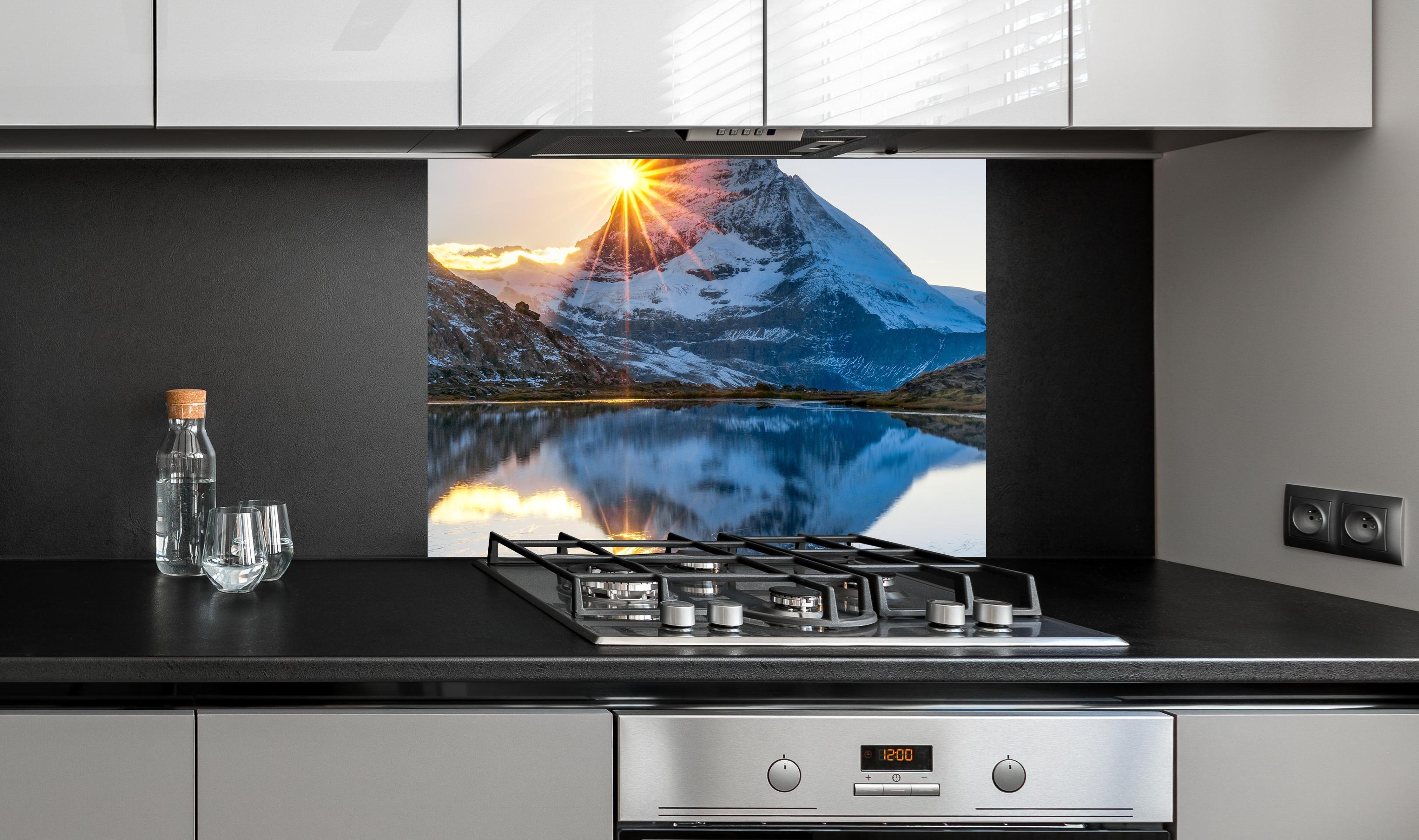 Spritzschutz - Riffelsee und Matterhorn in den Alpen an edler Anthrazit-Wand hinter silbernem Gasherd