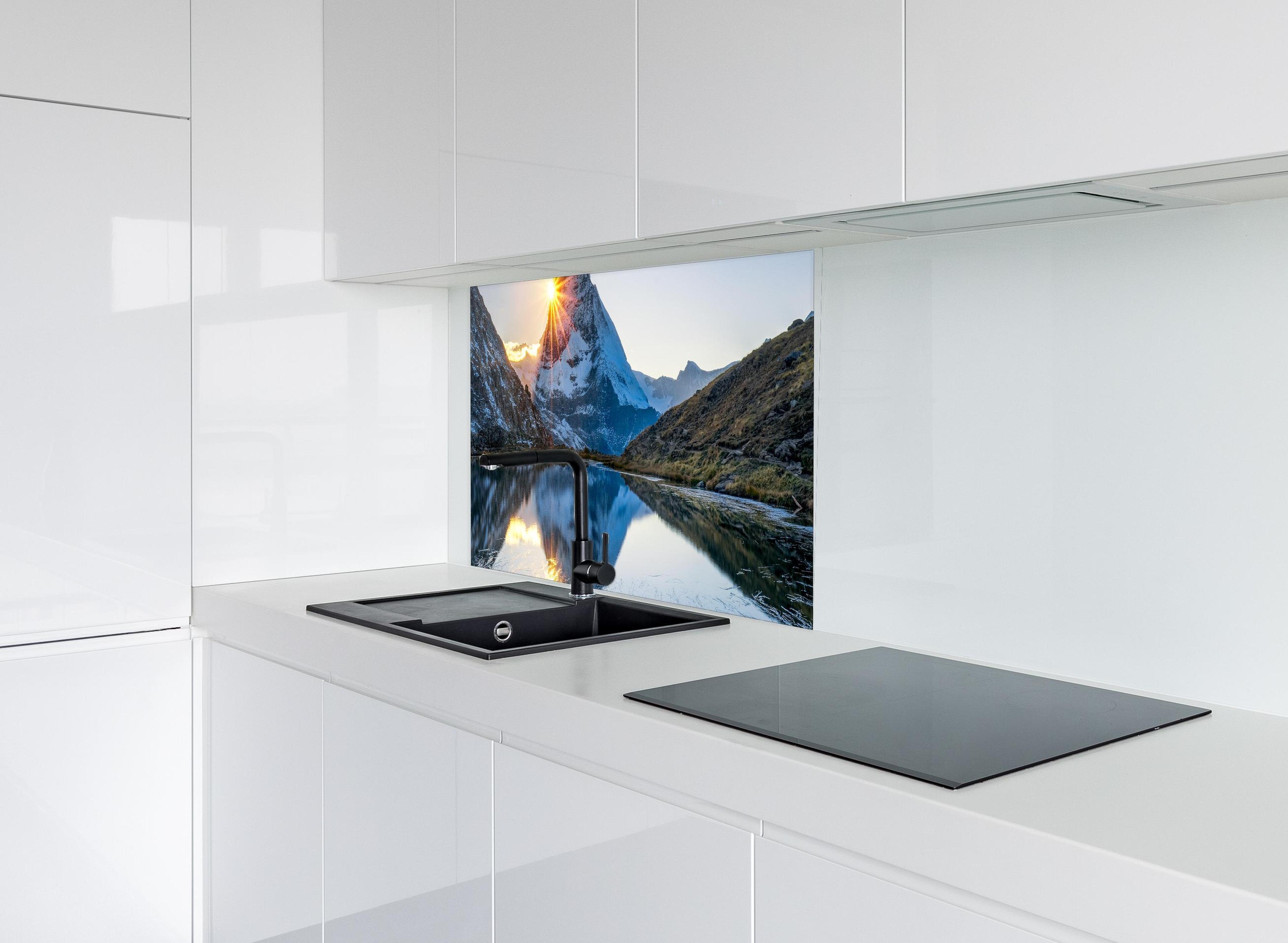 Spritzschutz - Riffelsee und Matterhorn in den Alpen hinter modernem schwarz-matten Spülbecken in weißer Hochglanz-Küche