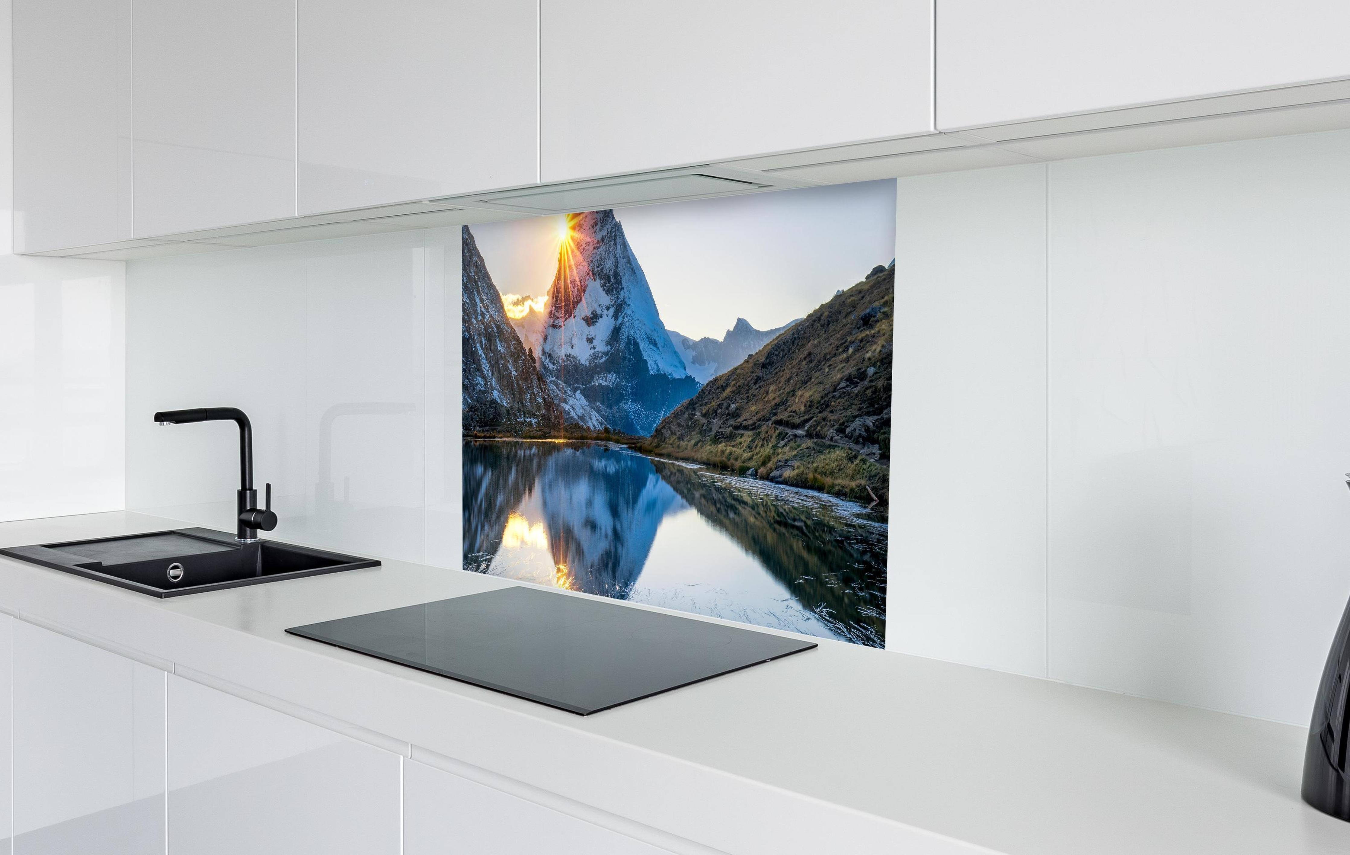 Spritzschutz - Riffelsee und Matterhorn in den Alpen in weißer Hochglanz-Küche hinter einem Cerankochfeld