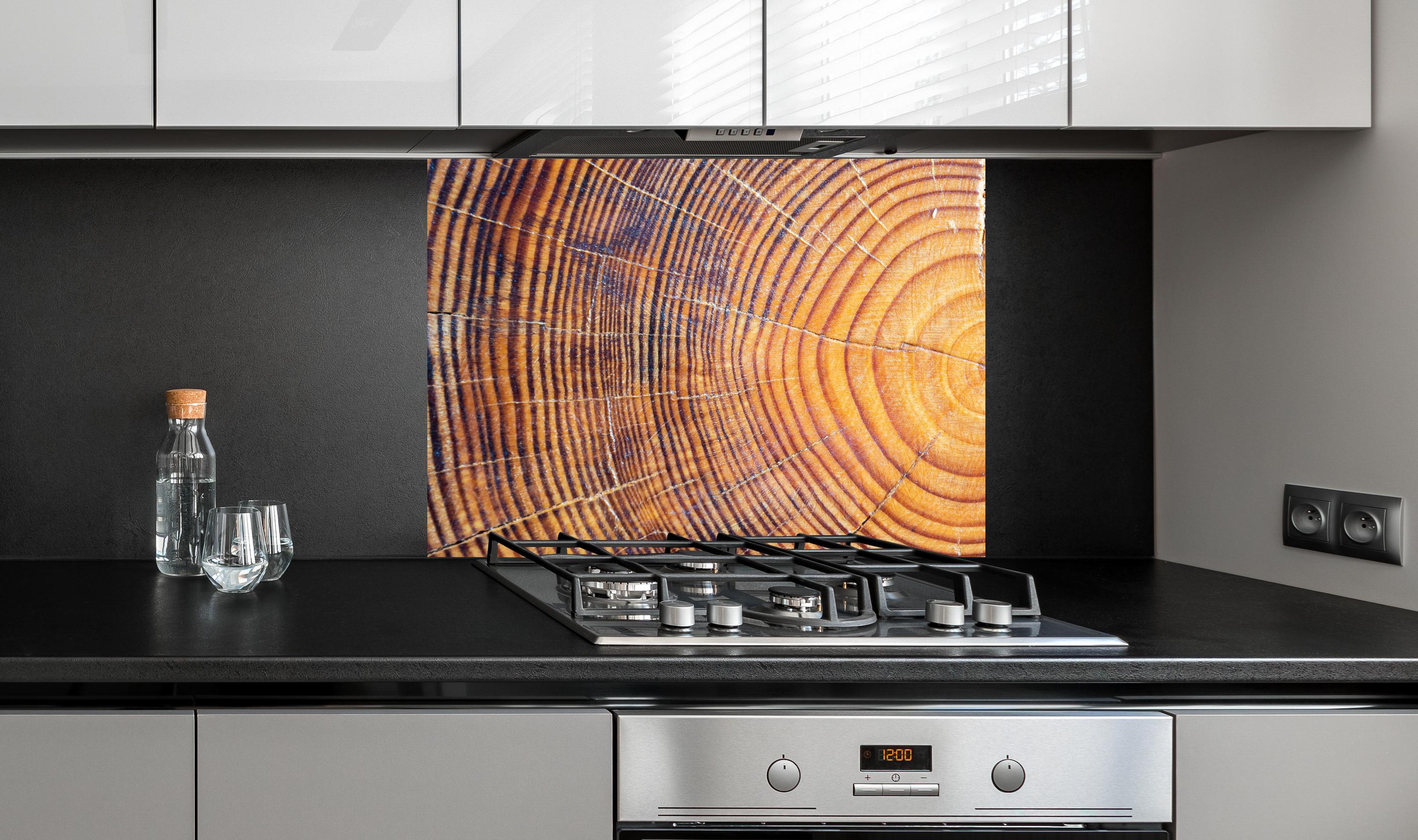 Spritzschutz - Rissiger Holzstumpf an edler Anthrazit-Wand hinter silbernem Gasherd