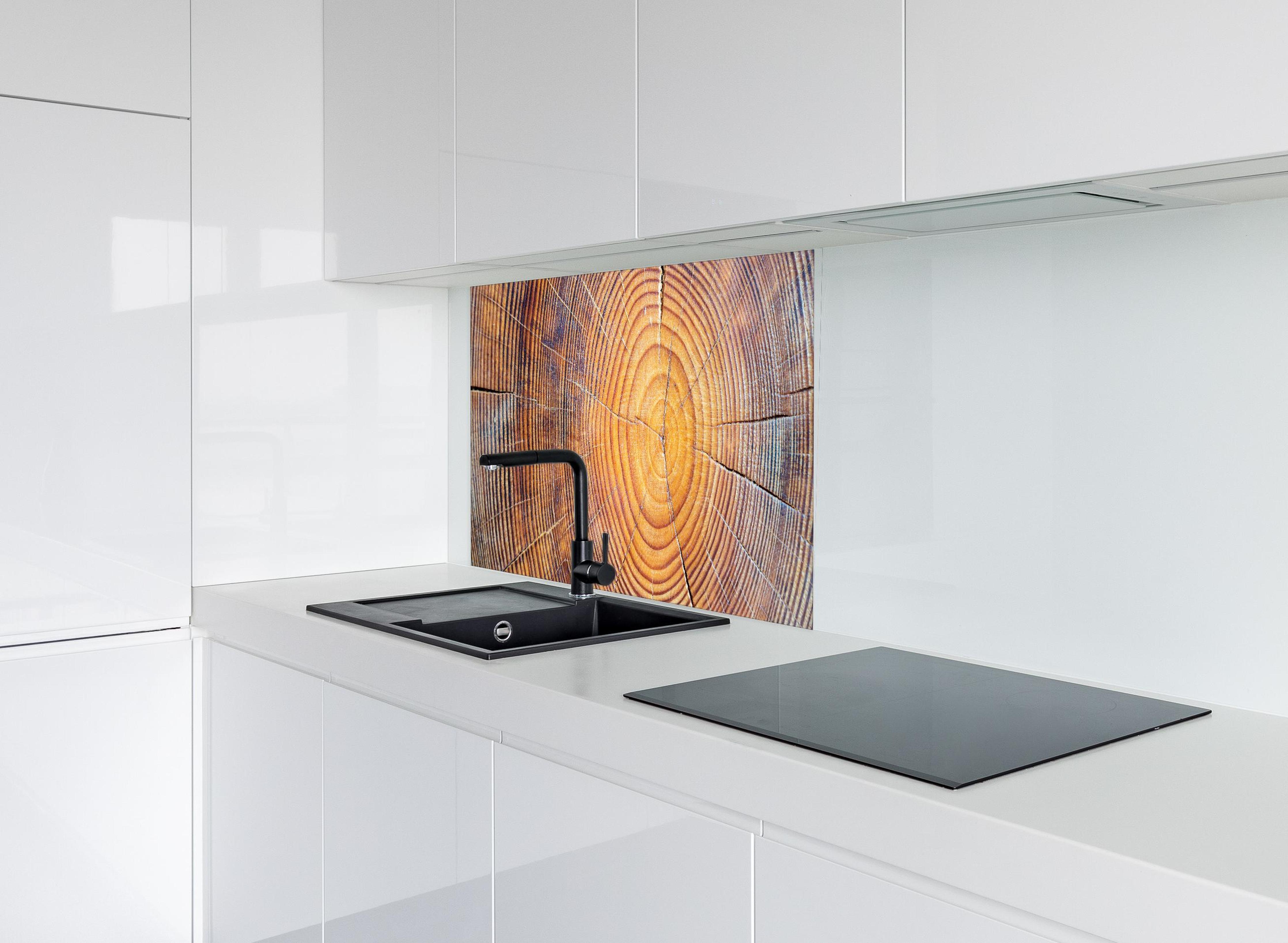 Spritzschutz - Rissiger Holzstumpf hinter modernem schwarz-matten Spülbecken in weißer Hochglanz-Küche