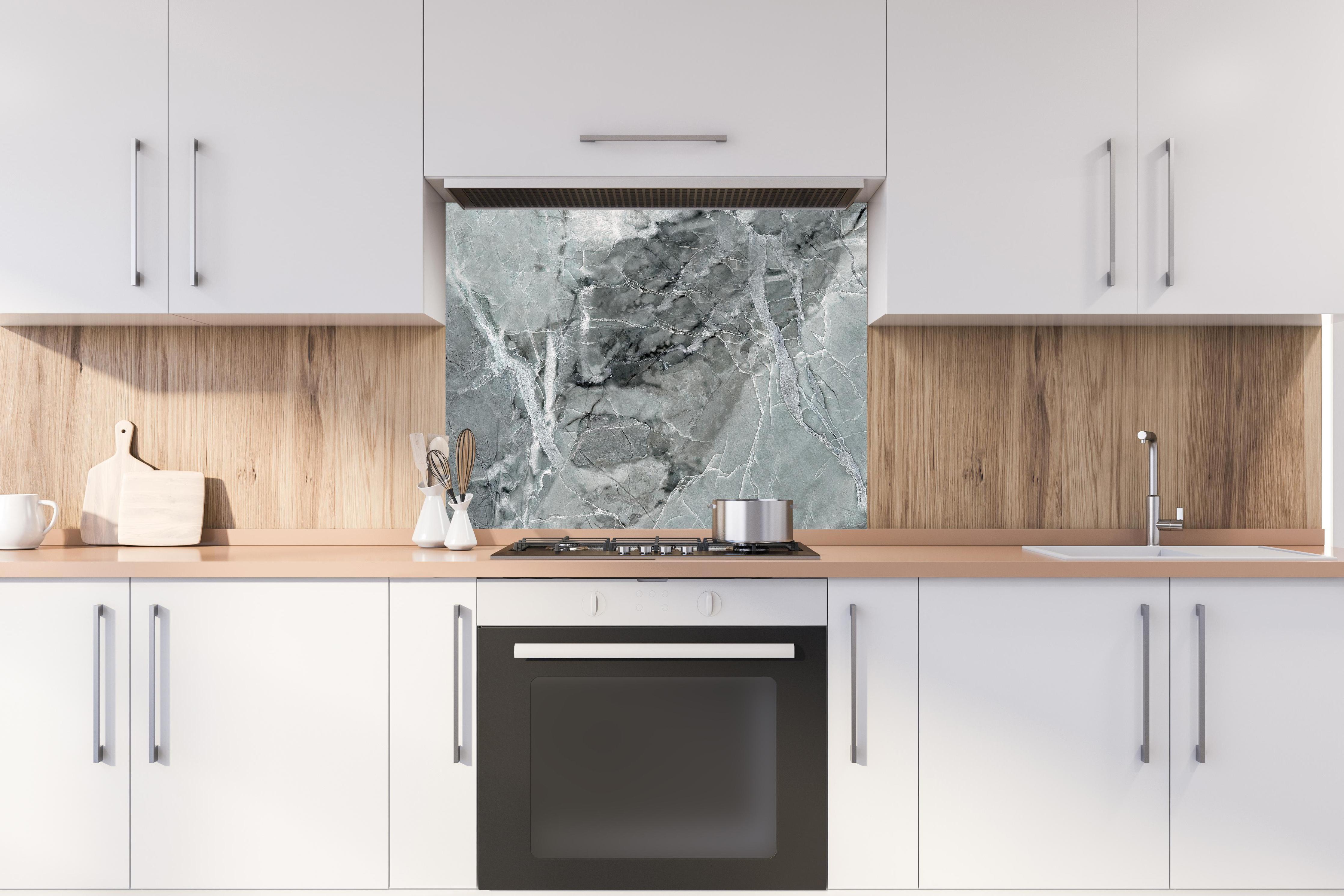 Spritzschutz - Rissiger gräulicher Marmor hinter stilvollem Gasherd unter Dunstabzugshaube