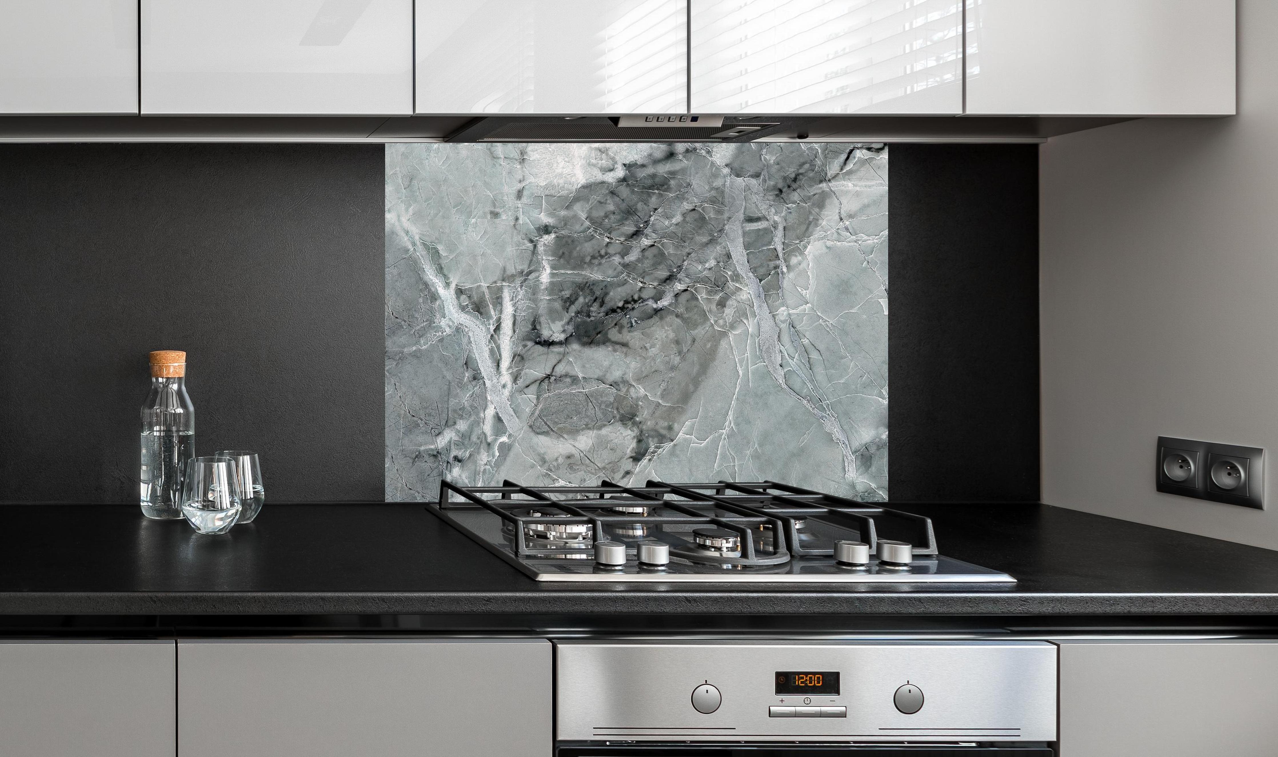 Spritzschutz - Rissiger gräulicher Marmor an edler Anthrazit-Wand hinter silbernem Gasherd
