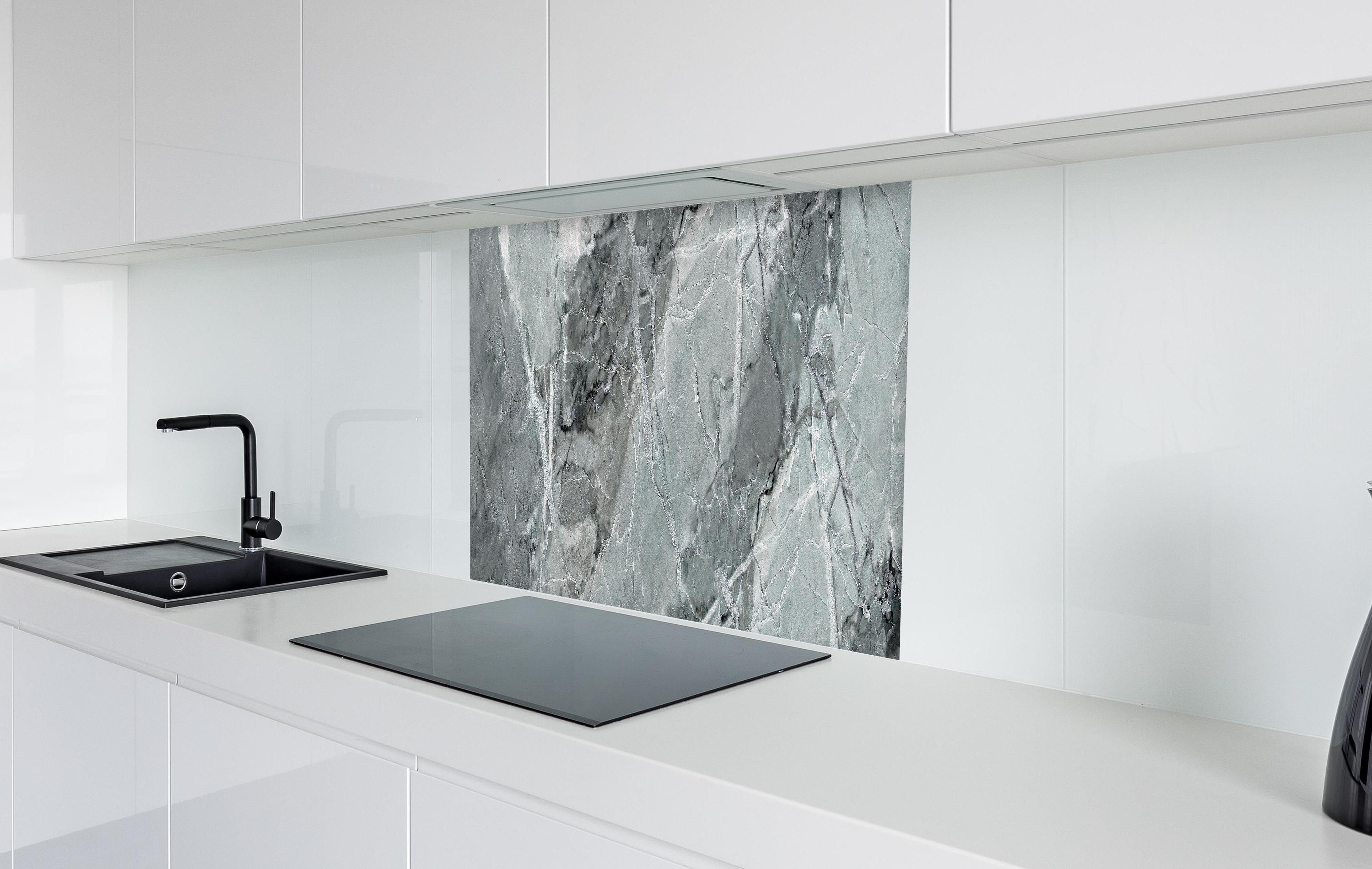 Spritzschutz - Rissiger gräulicher Marmor in weißer Hochglanz-Küche hinter einem Cerankochfeld