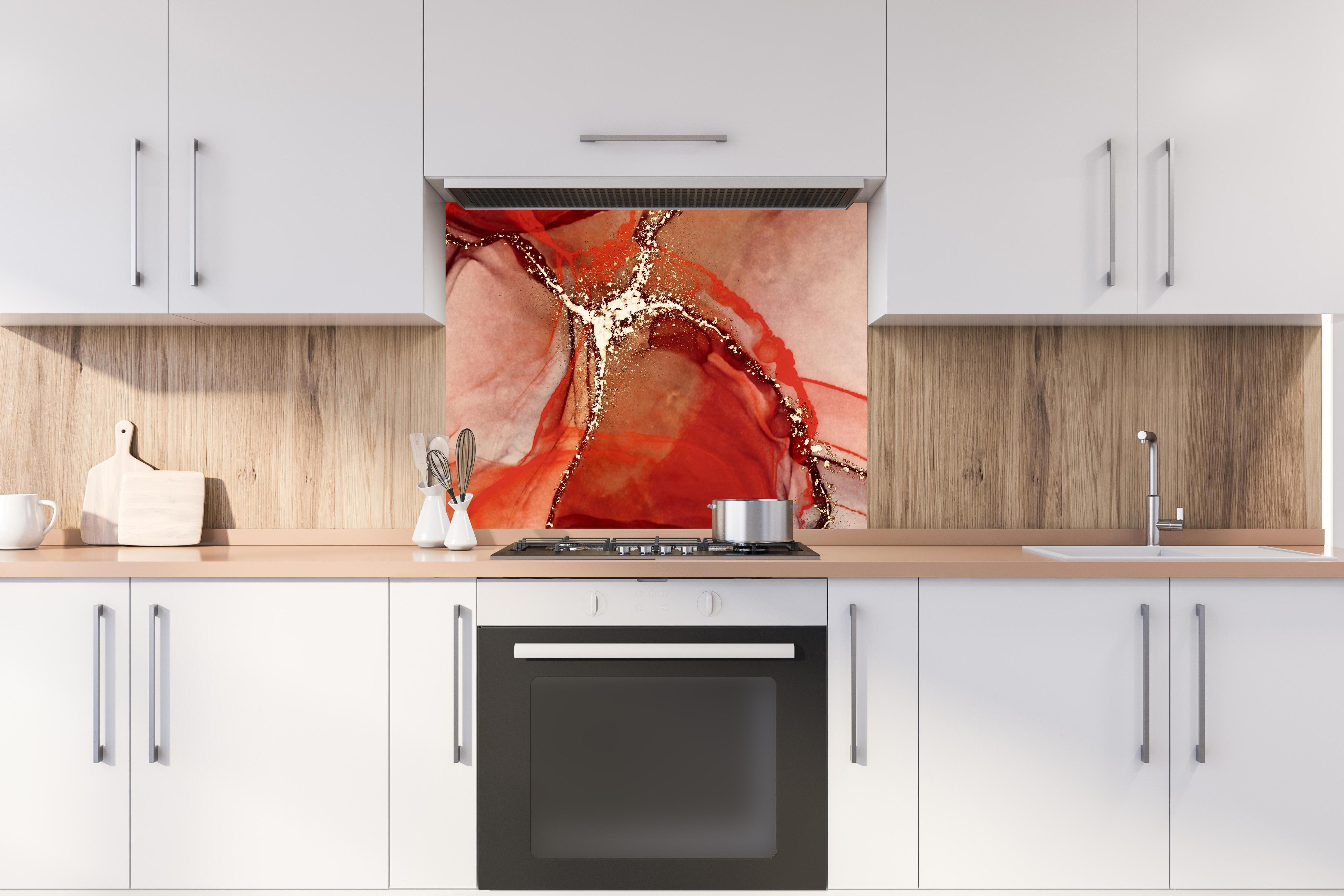 Spritzschutz - Rötliche Tinte mit Goldelementen hinter stilvollem Gasherd unter Dunstabzugshaube