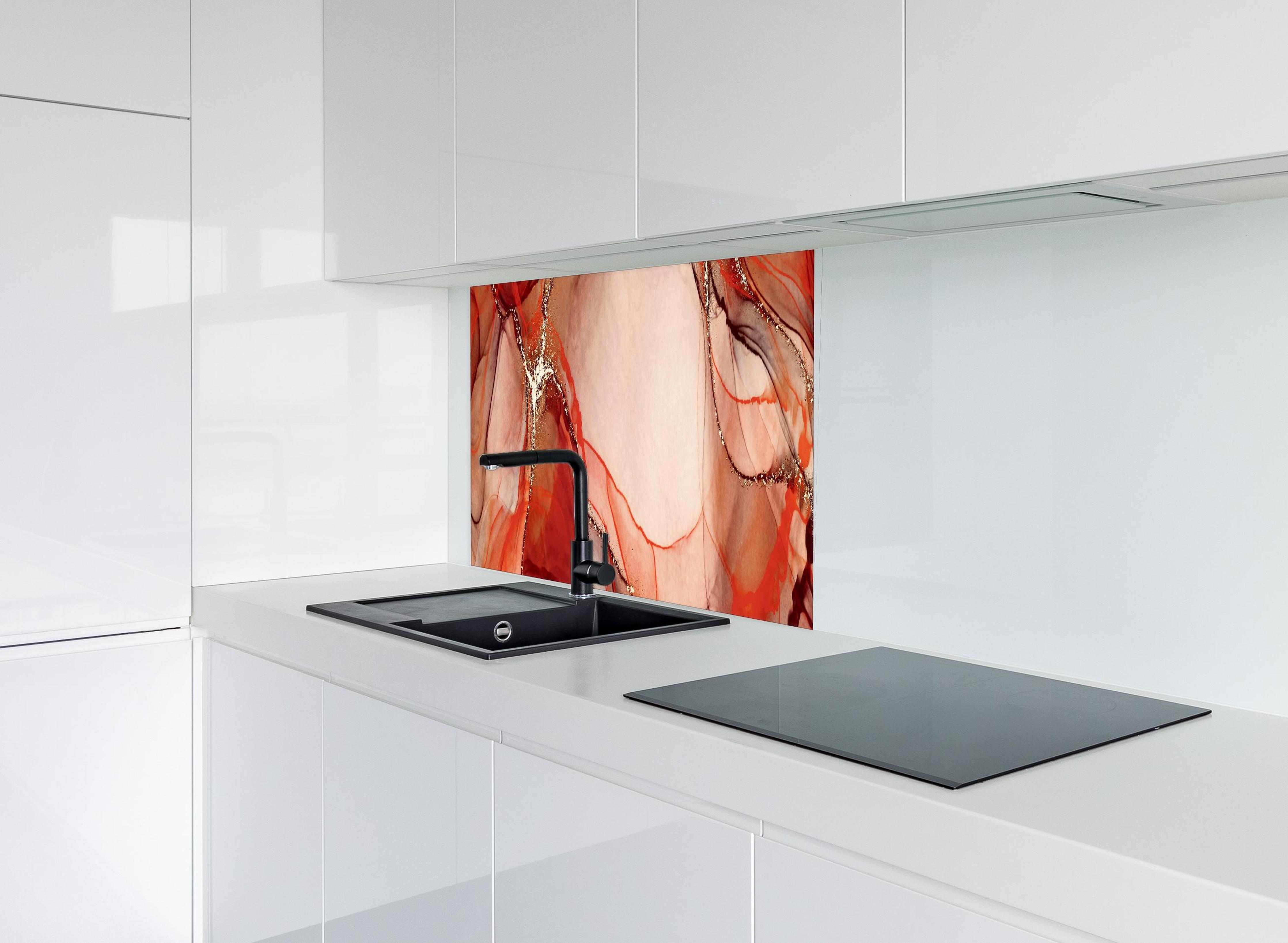 Spritzschutz - Rötliche Tinte mit Goldelementen hinter modernem schwarz-matten Spülbecken in weißer Hochglanz-Küche