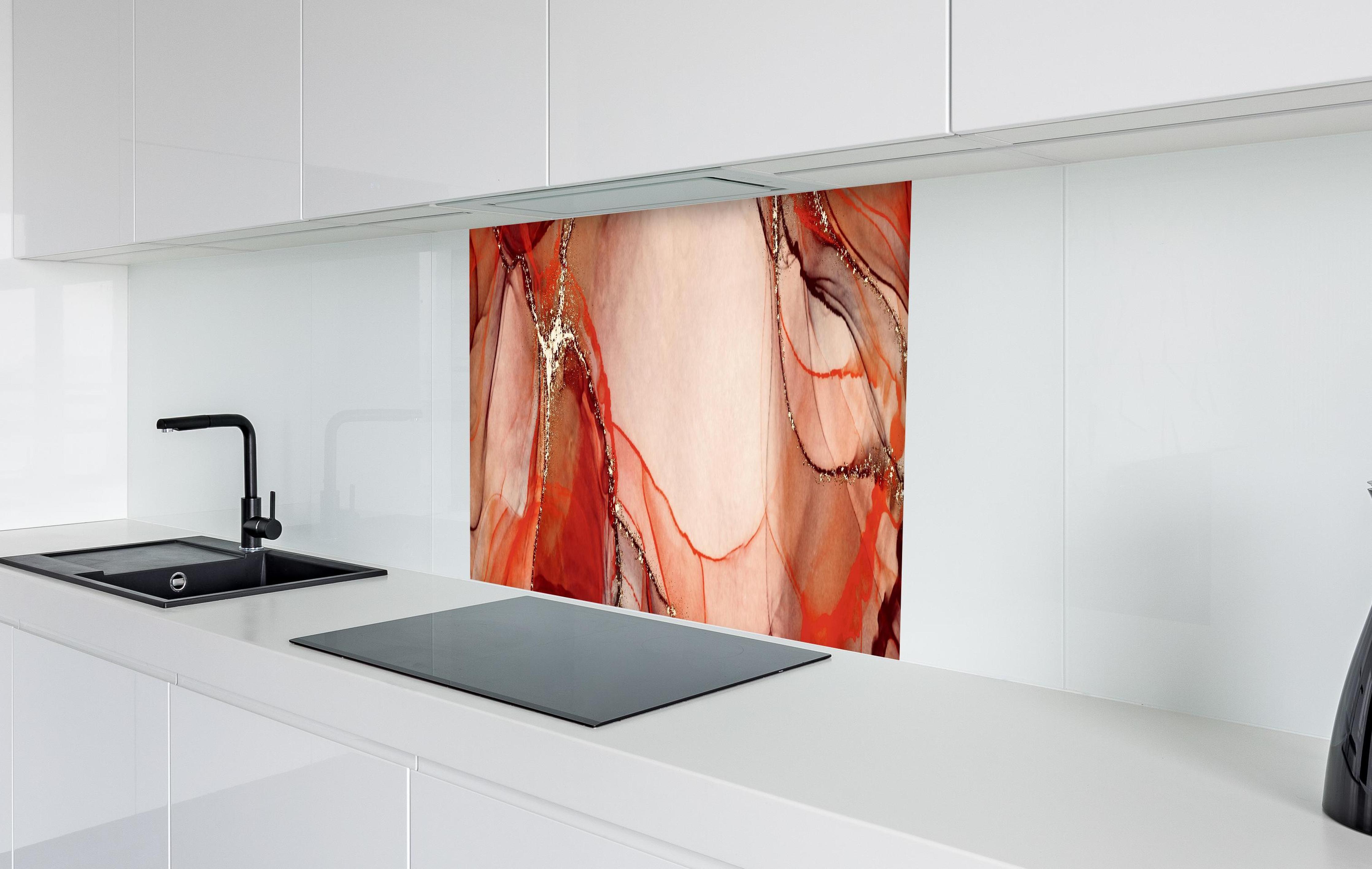 Spritzschutz - Rötliche Tinte mit Goldelementen in weißer Hochglanz-Küche hinter einem Cerankochfeld