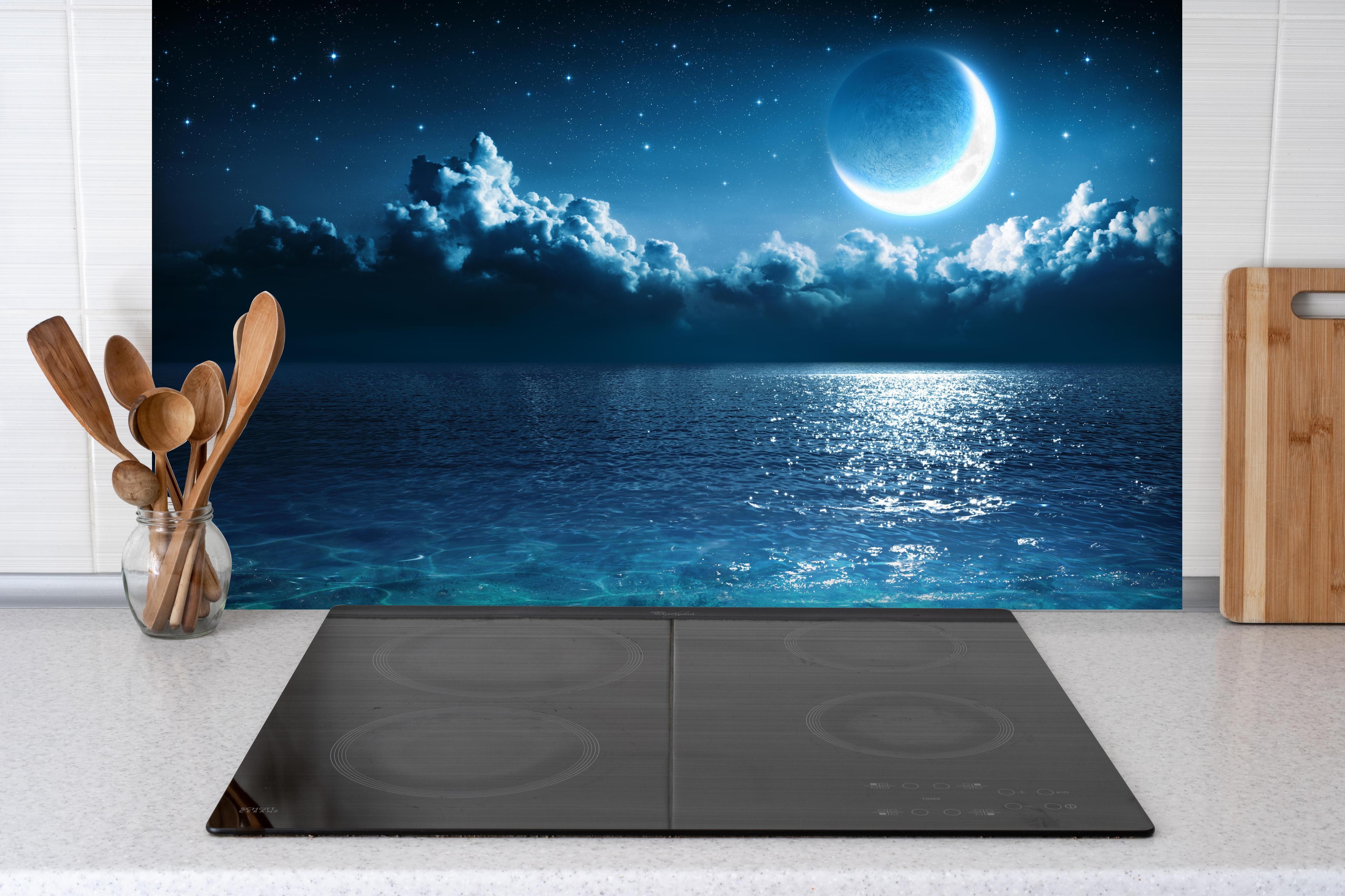 Spritzschutz - Romantischer Mond - magische Nacht hinter einem Cerankochfeld zwischen Holz-Kochutensilien