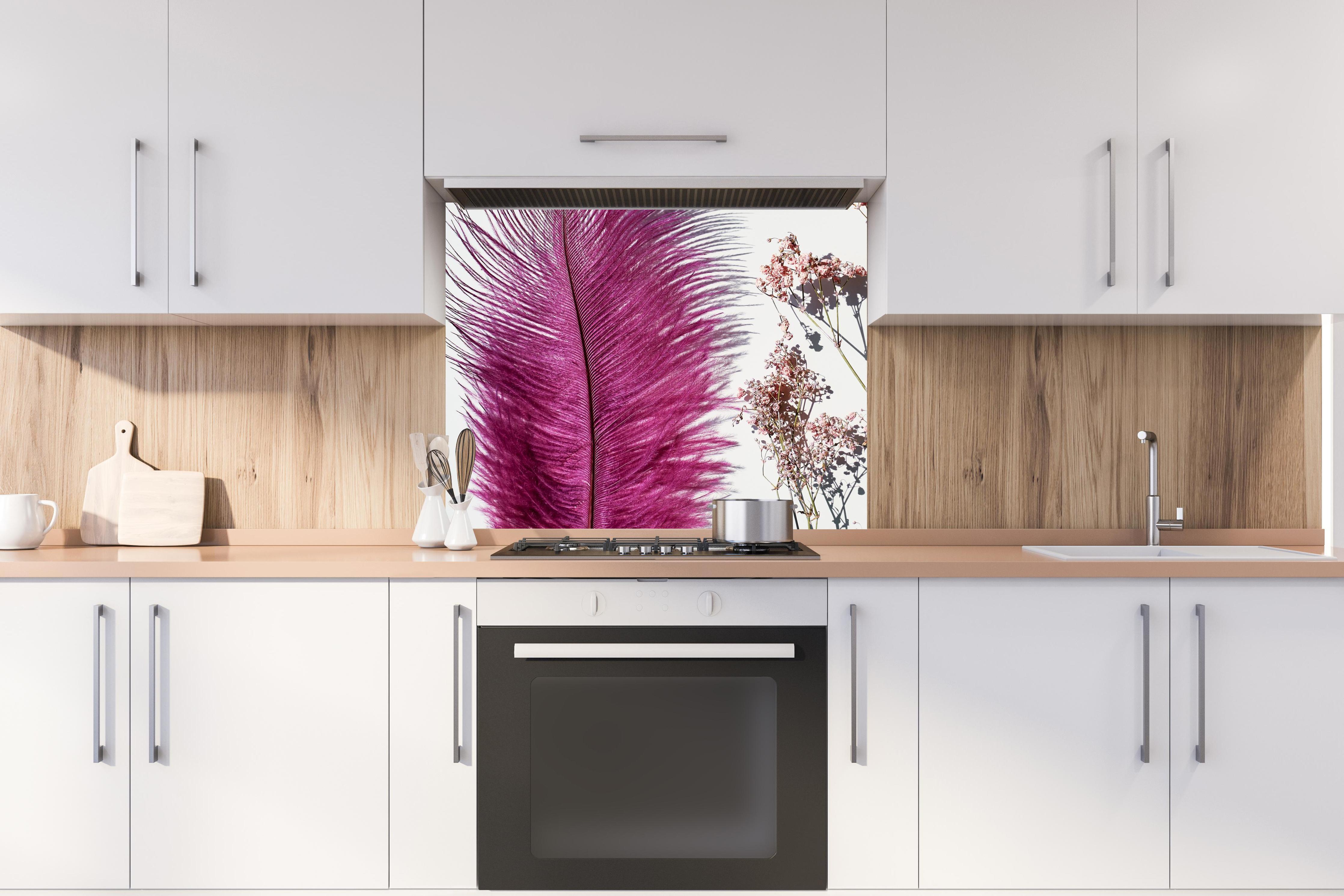 Spritzschutz - Rosa Feder und Trockenblumen hinter stilvollem Gasherd unter Dunstabzugshaube