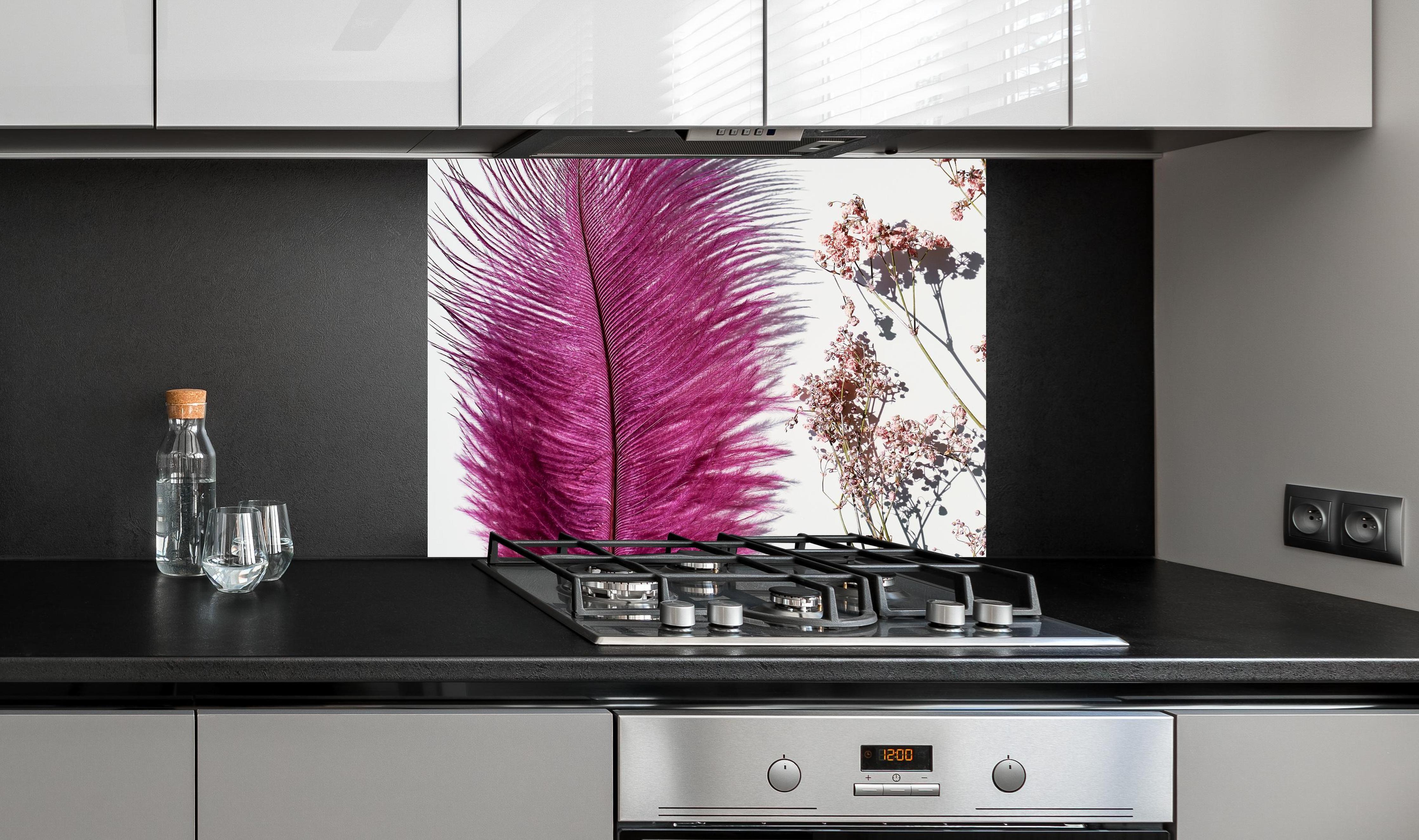 Spritzschutz - Rosa Feder und Trockenblumen an edler Anthrazit-Wand hinter silbernem Gasherd
