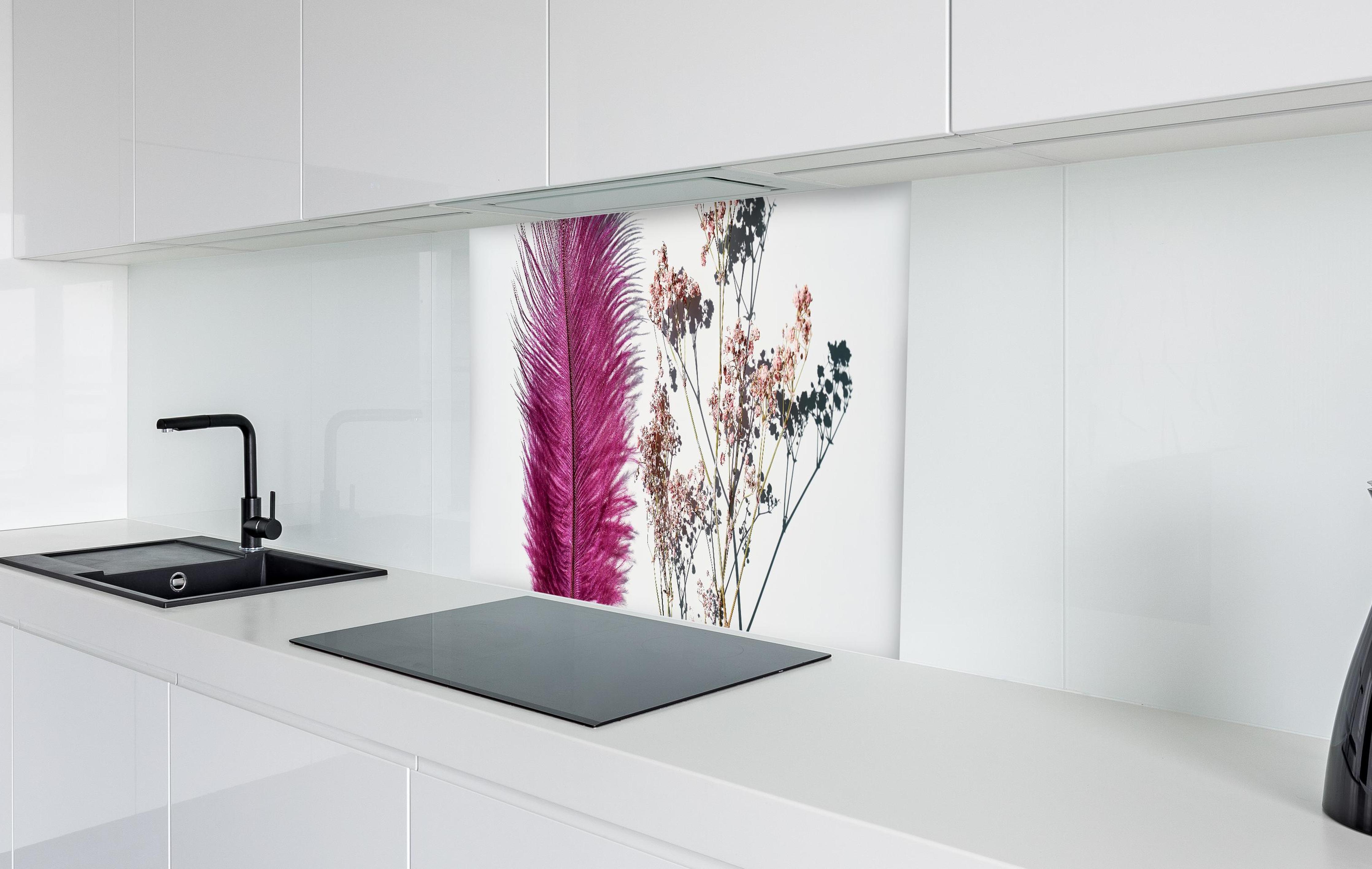 Spritzschutz - Rosa Feder und Trockenblumen in weißer Hochglanz-Küche hinter einem Cerankochfeld