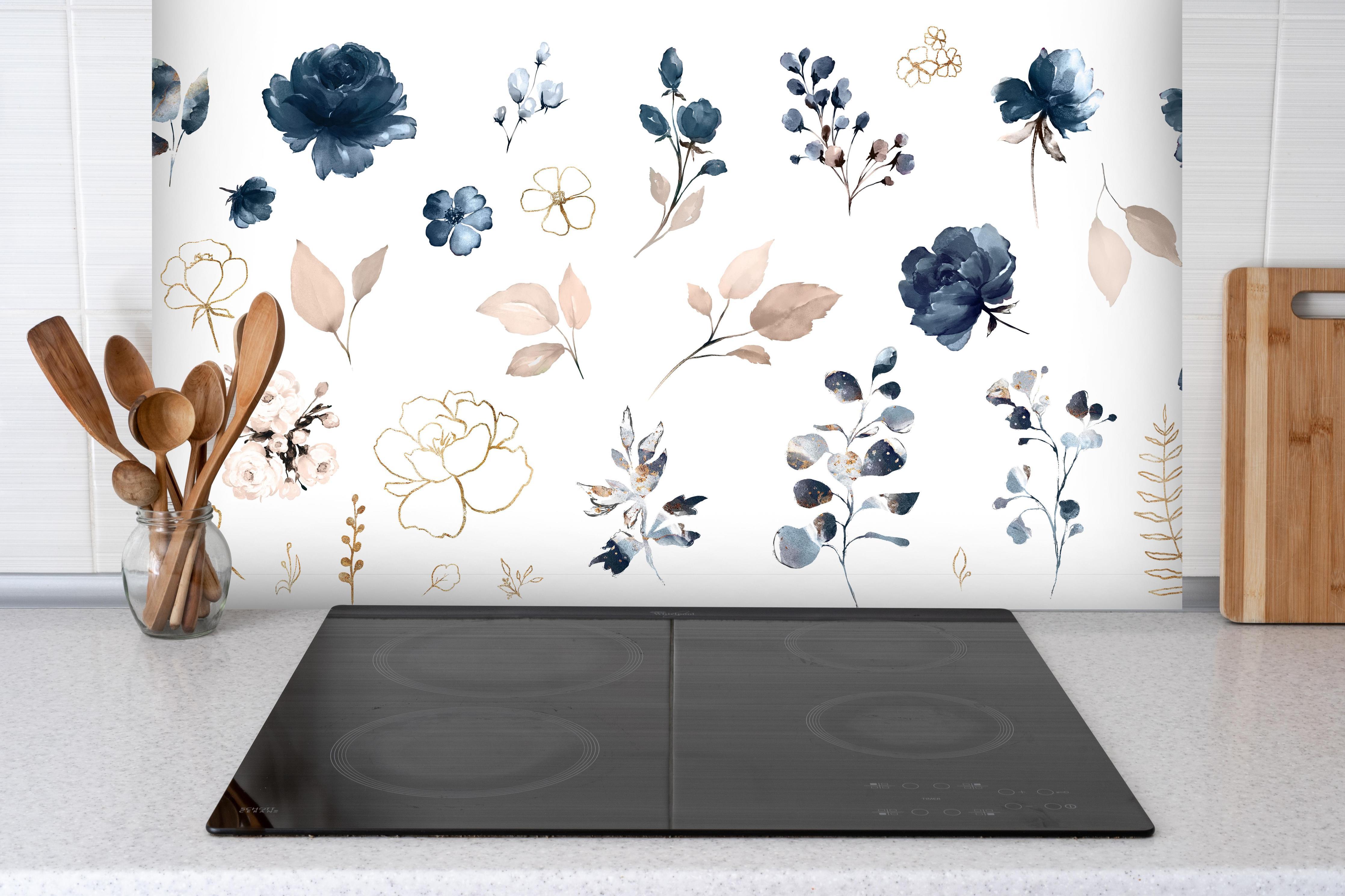 Spritzschutz - Rosen im Aquarell-Design hinter einem Cerankochfeld zwischen Holz-Kochutensilien
