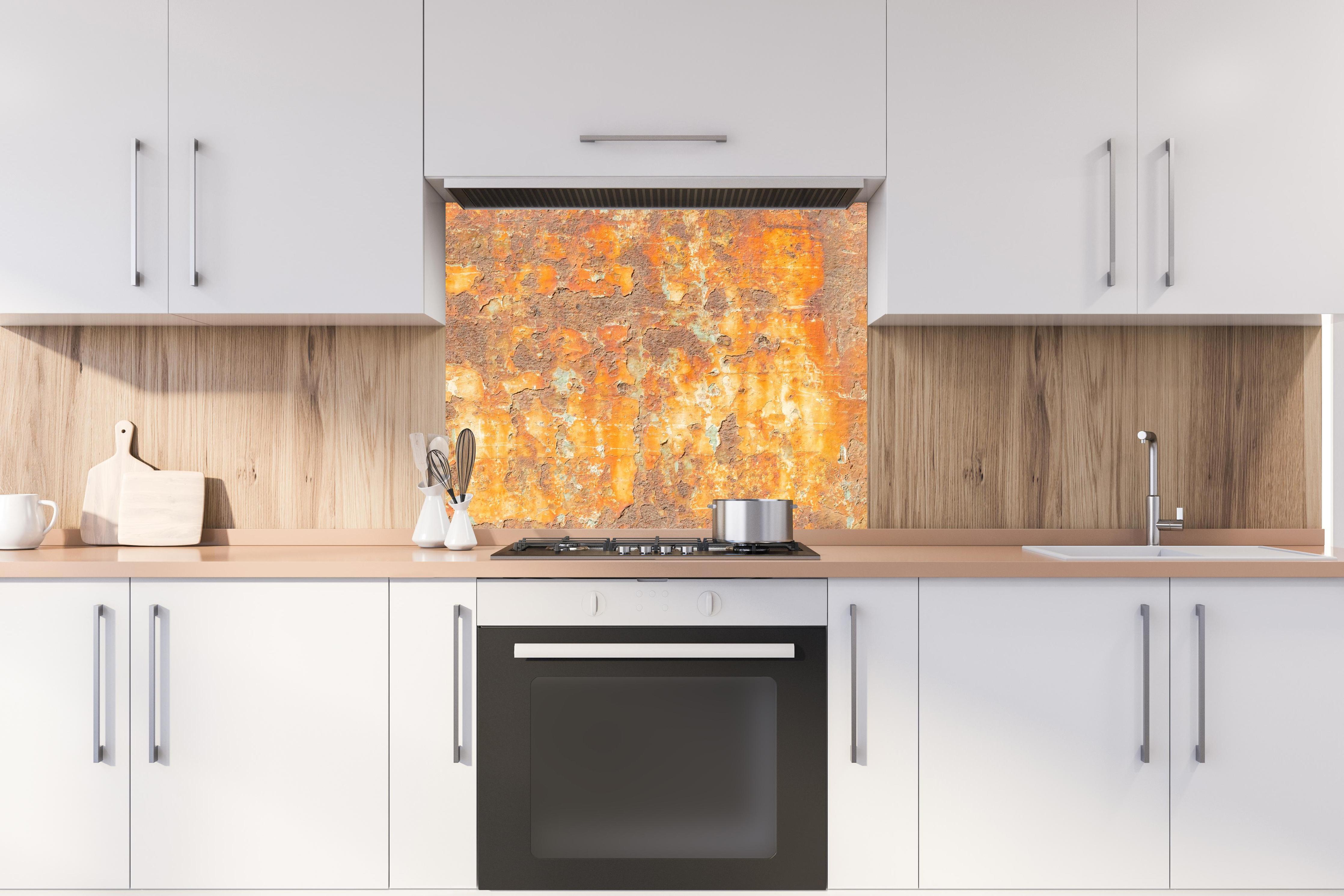 Spritzschutz - Rostige Betonwand hinter stilvollem Gasherd unter Dunstabzugshaube