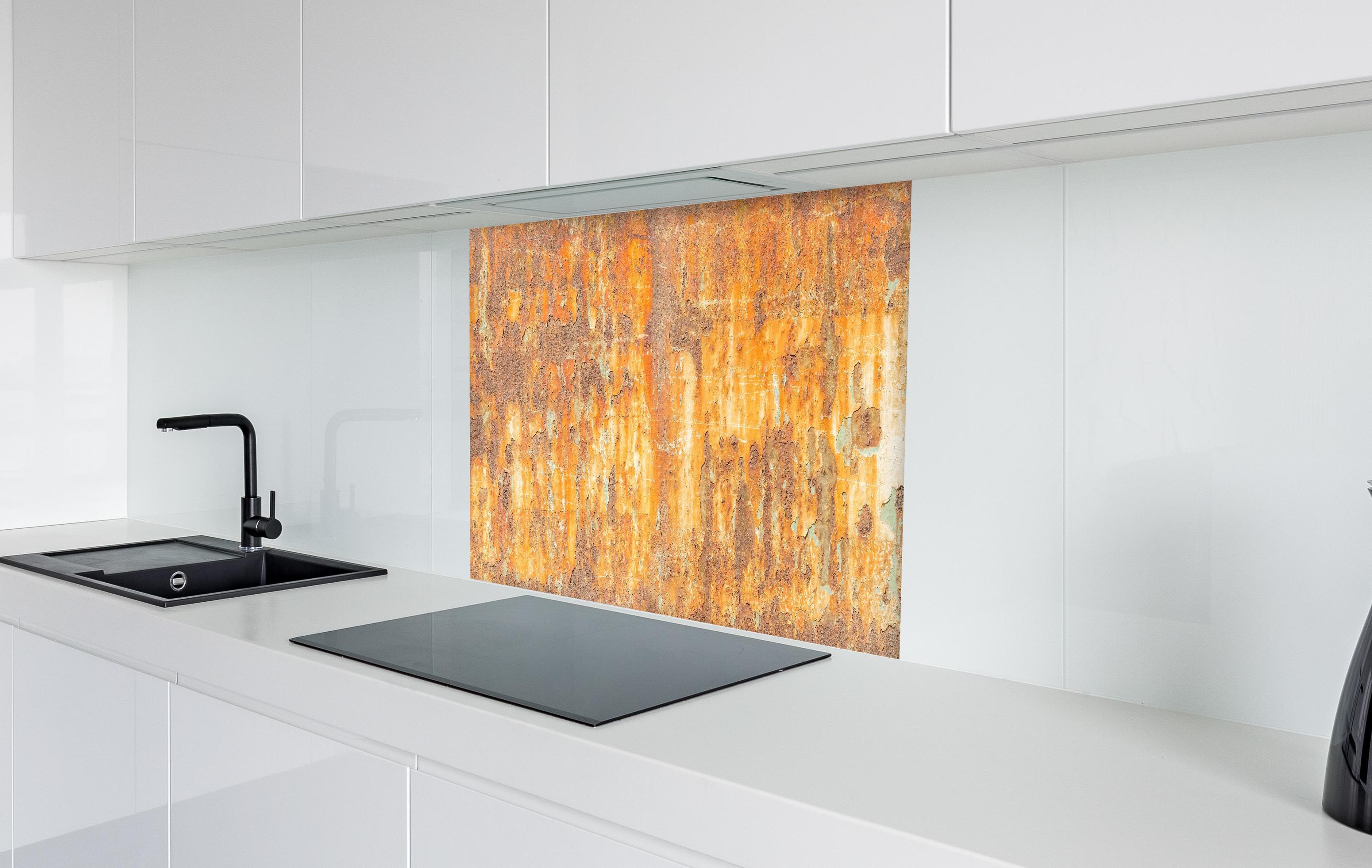 Spritzschutz - Rostige Betonwand in weißer Hochglanz-Küche hinter einem Cerankochfeld