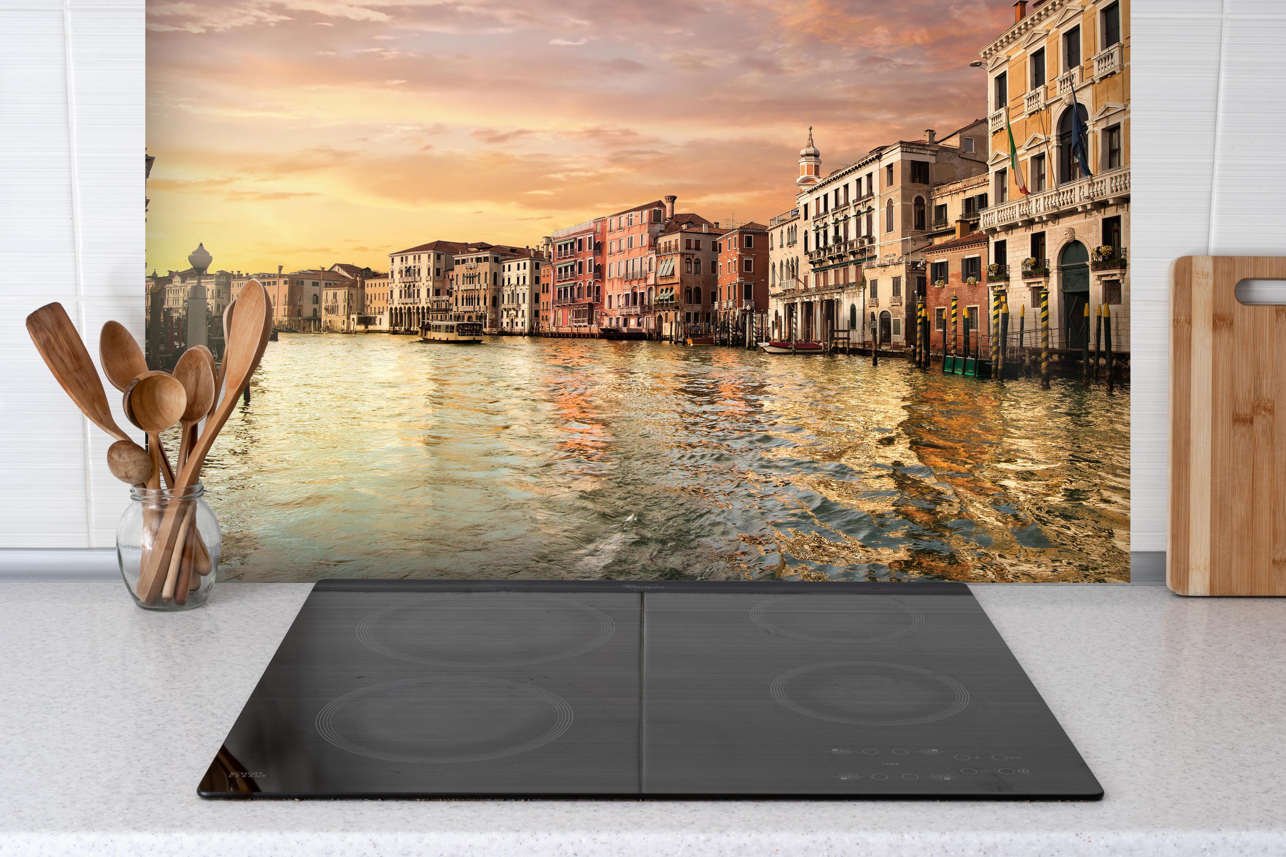 Spritzschutz - Ruhiger Canale Grande am Abend hinter einem Cerankochfeld zwischen Holz-Kochutensilien