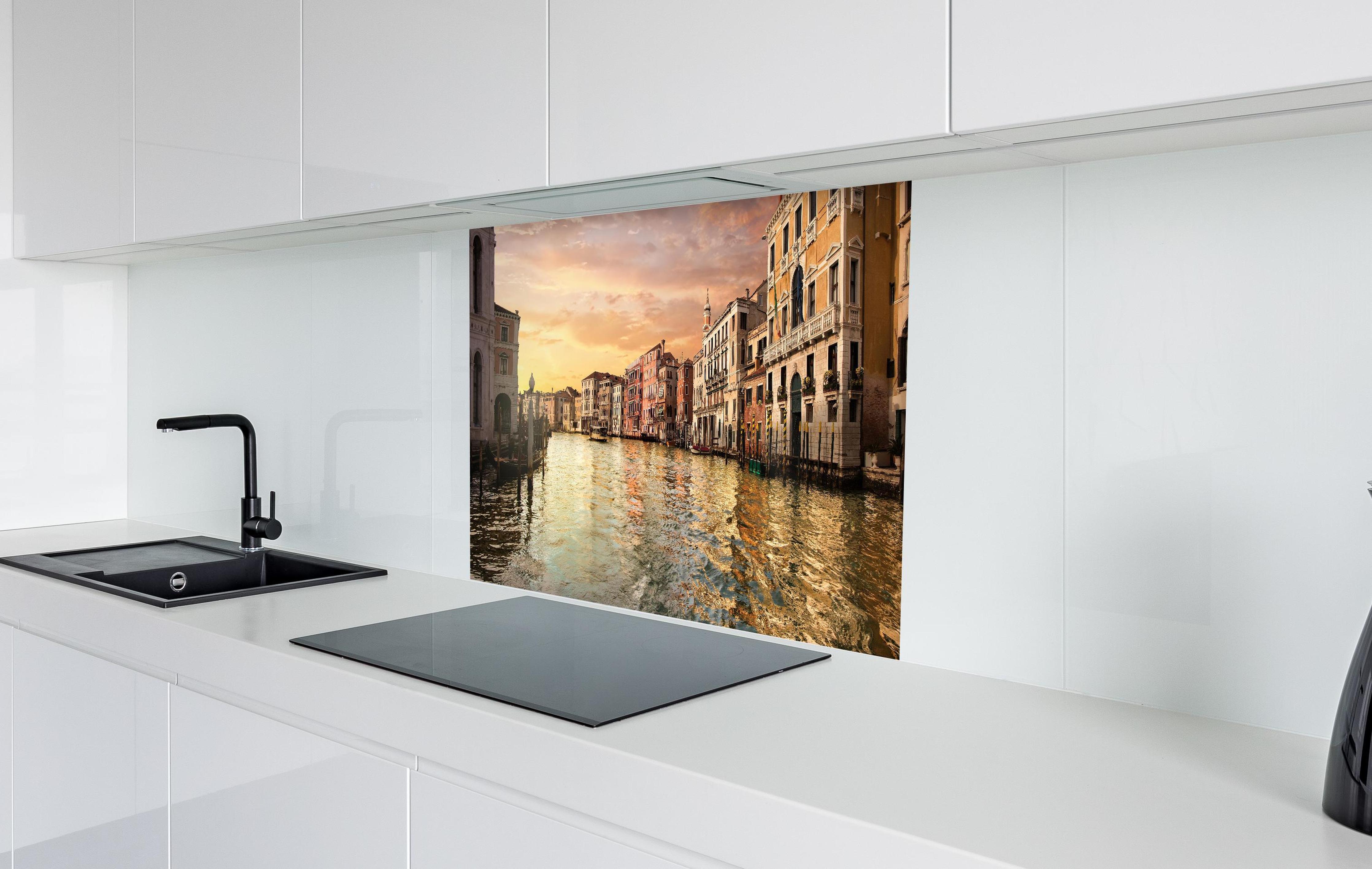 Spritzschutz - Ruhiger Canale Grande am Abend in weißer Hochglanz-Küche hinter einem Cerankochfeld
