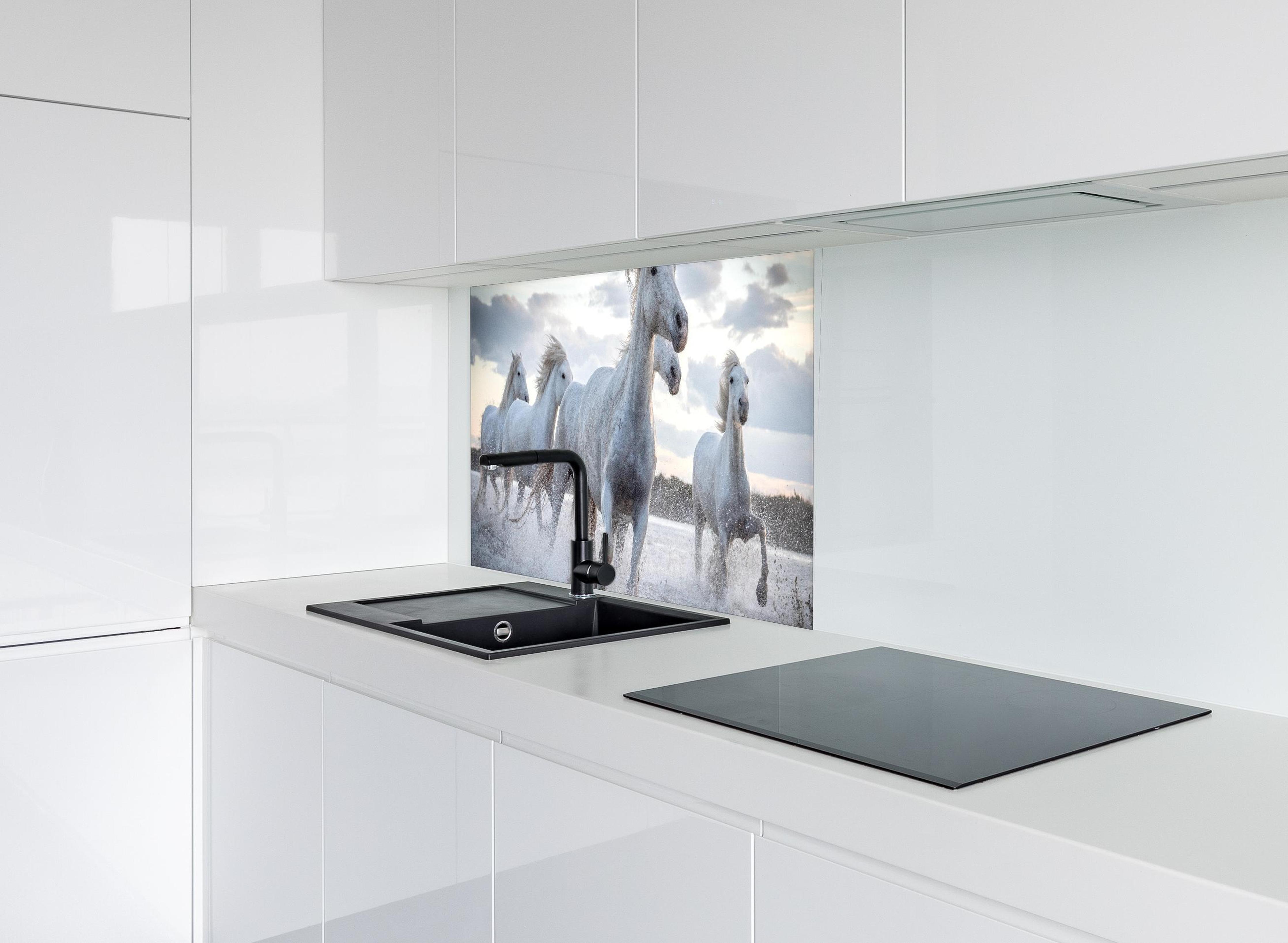 Spritzschutz - Ruhiger Eiffelturm bei Tag hinter modernem schwarz-matten Spülbecken in weißer Hochglanz-Küche