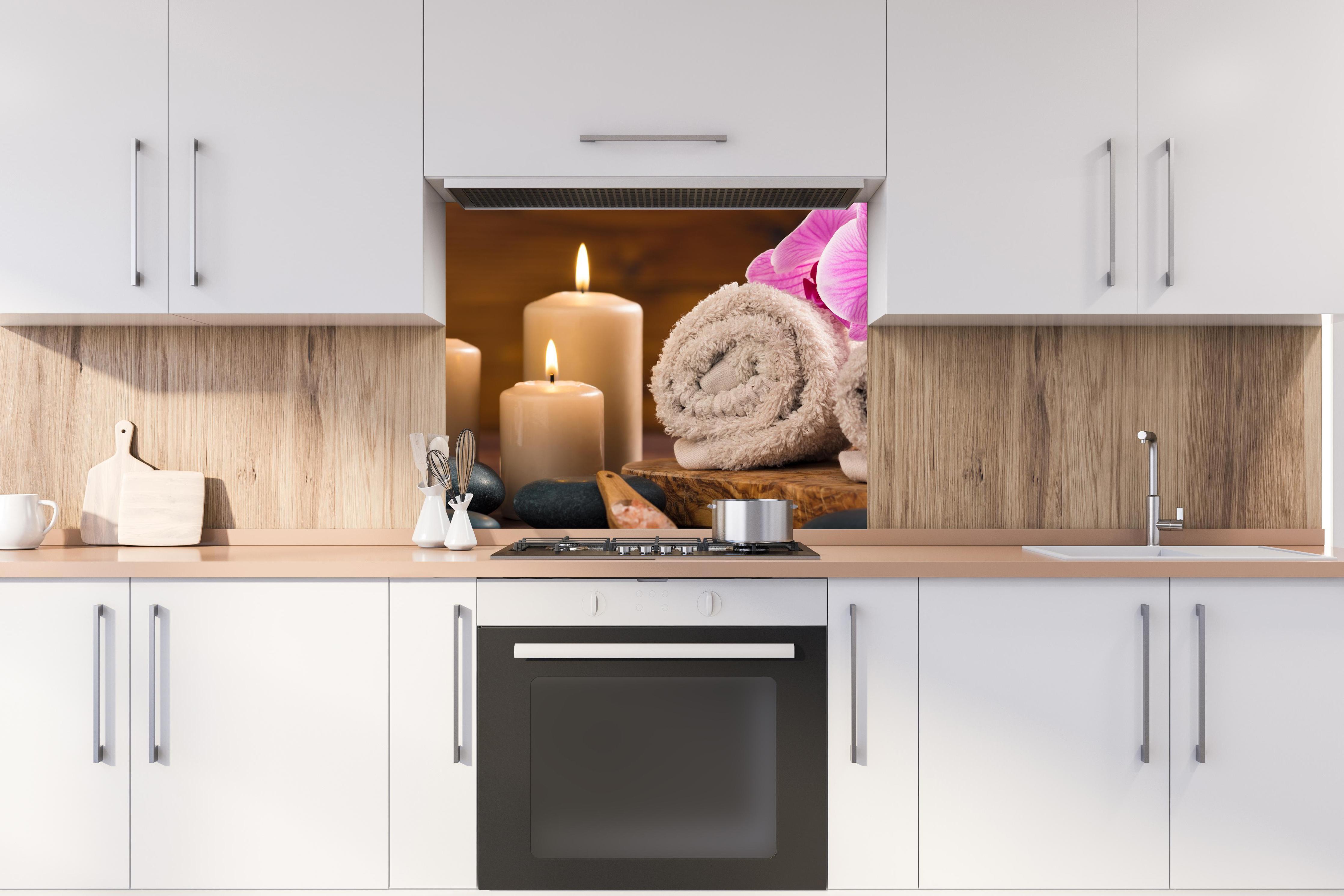 Spritzschutz - Ruhiger Spa- und Wellnessbereich hinter stilvollem Gasherd unter Dunstabzugshaube