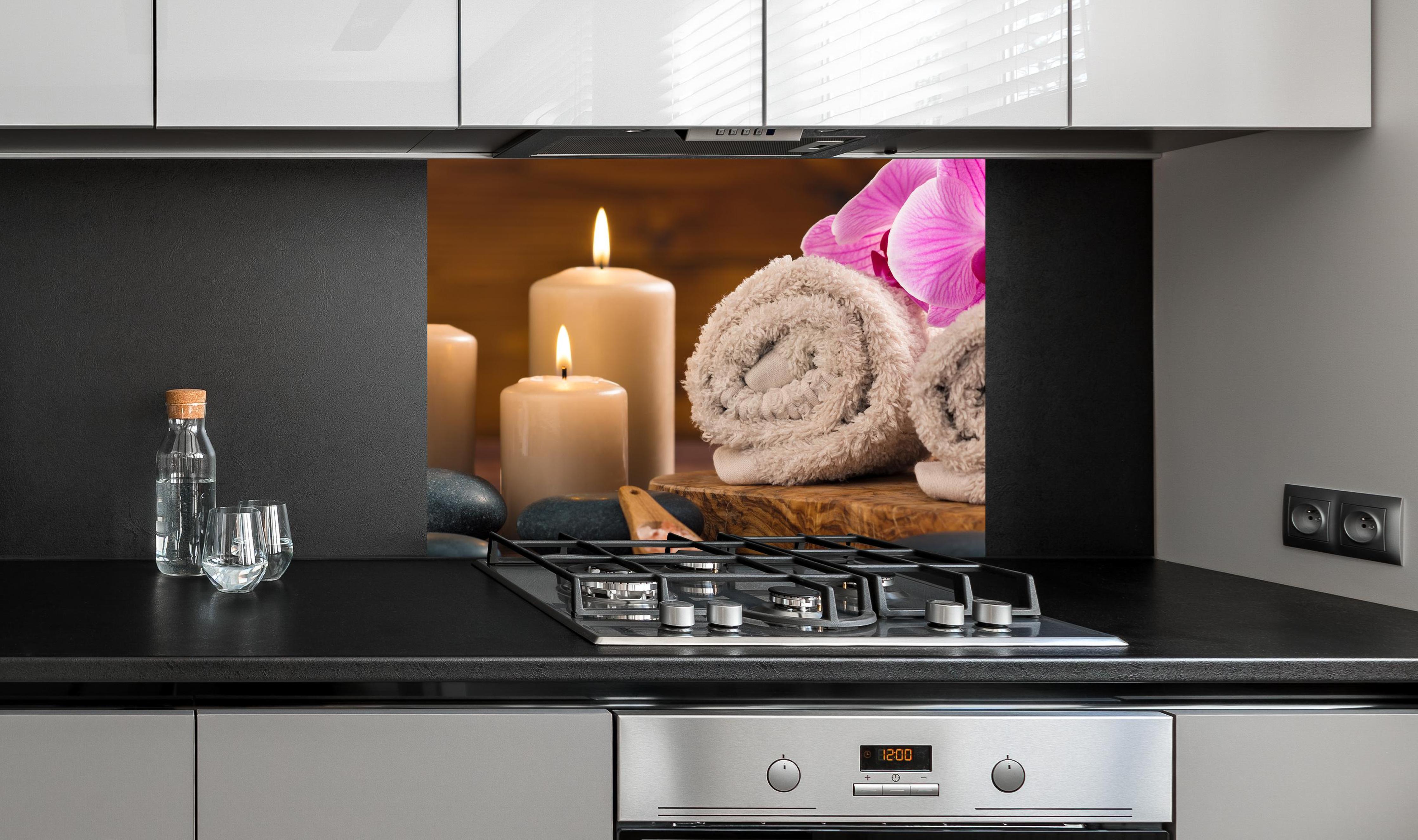 Spritzschutz - Ruhiger Spa- und Wellnessbereich an edler Anthrazit-Wand hinter silbernem Gasherd