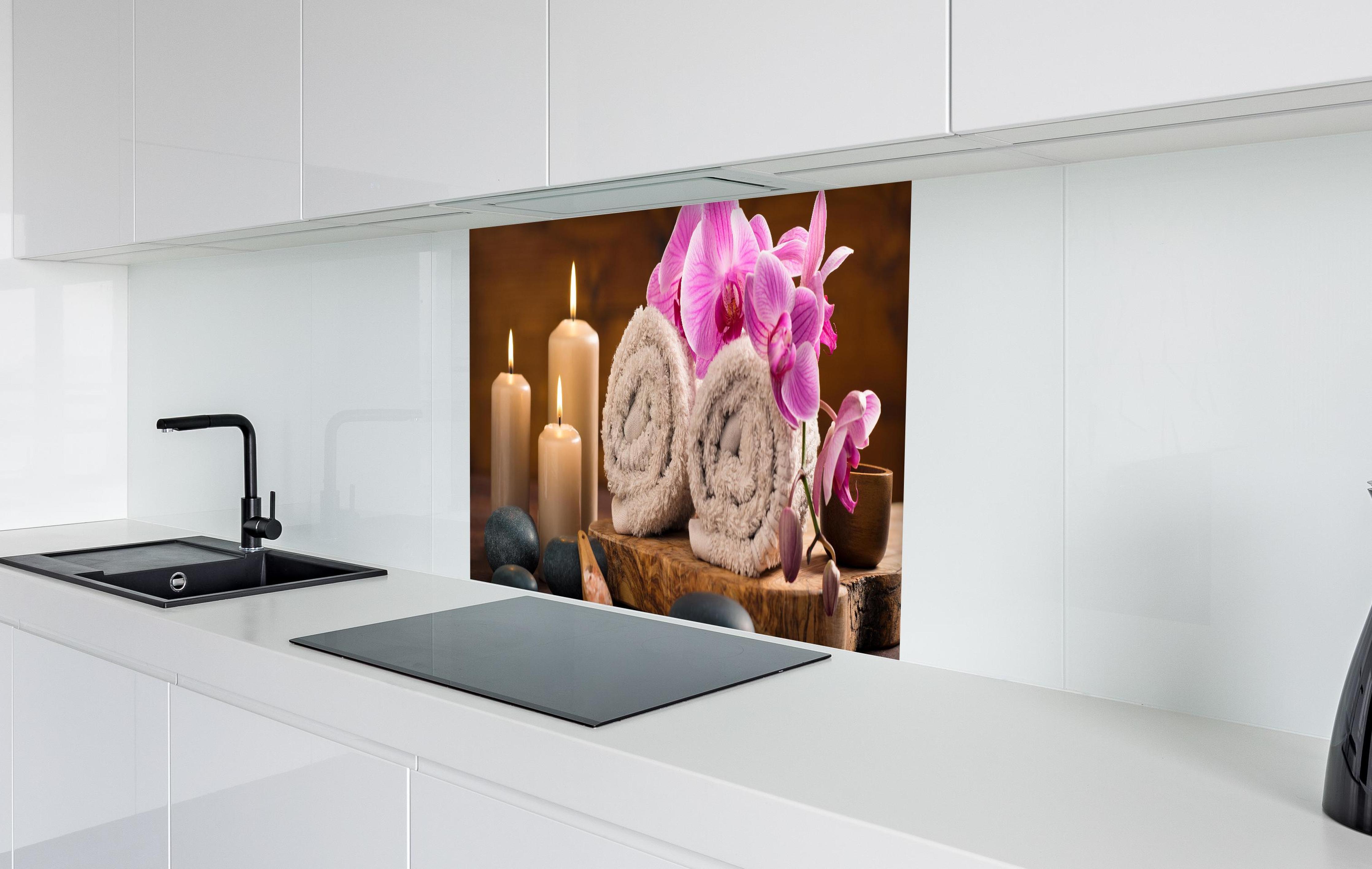 Spritzschutz - Ruhiger Spa- und Wellnessbereich in weißer Hochglanz-Küche hinter einem Cerankochfeld