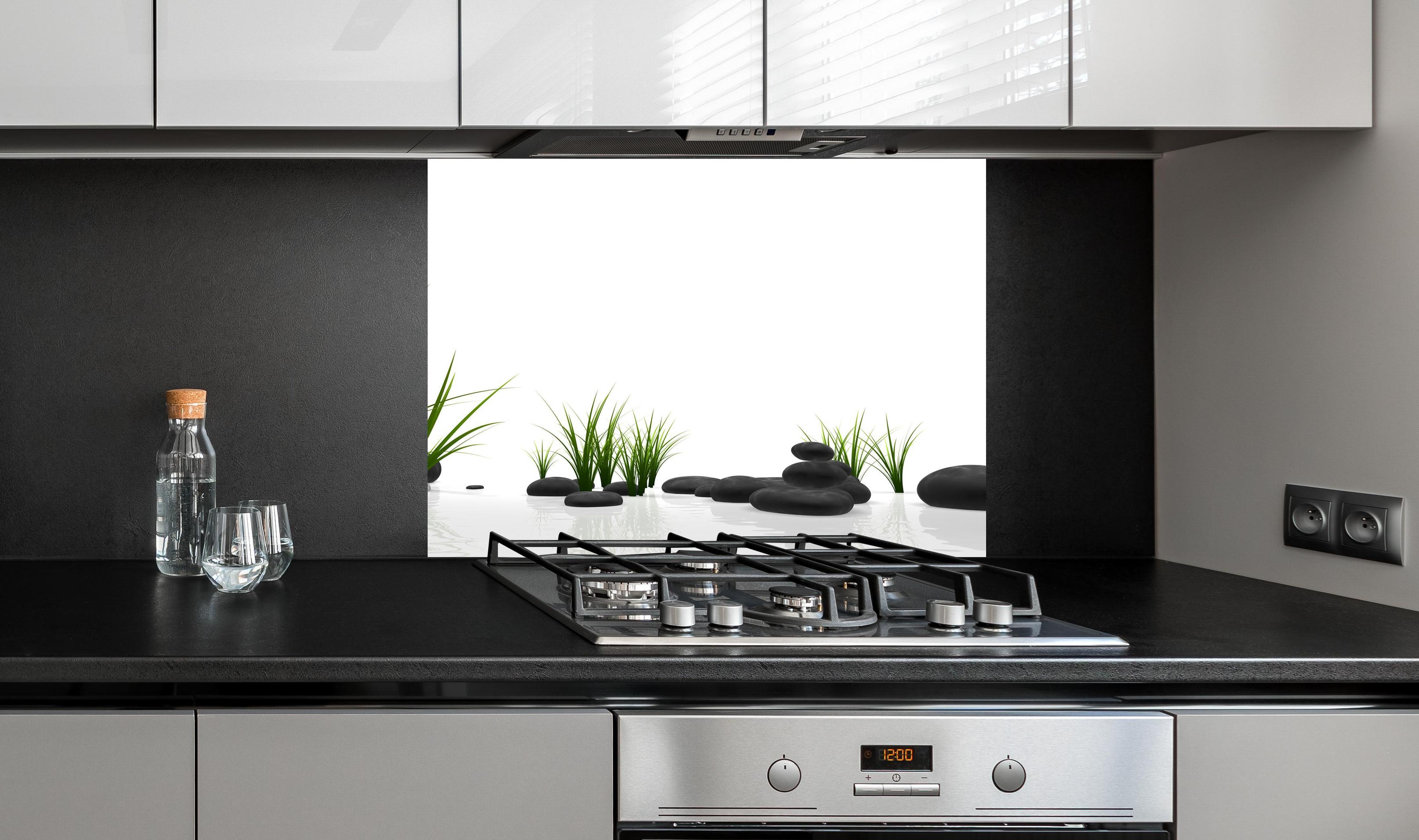 Spritzschutz - Ruhiges Steine Gefilde mit Gras und Wasser an edler Anthrazit-Wand hinter silbernem Gasherd