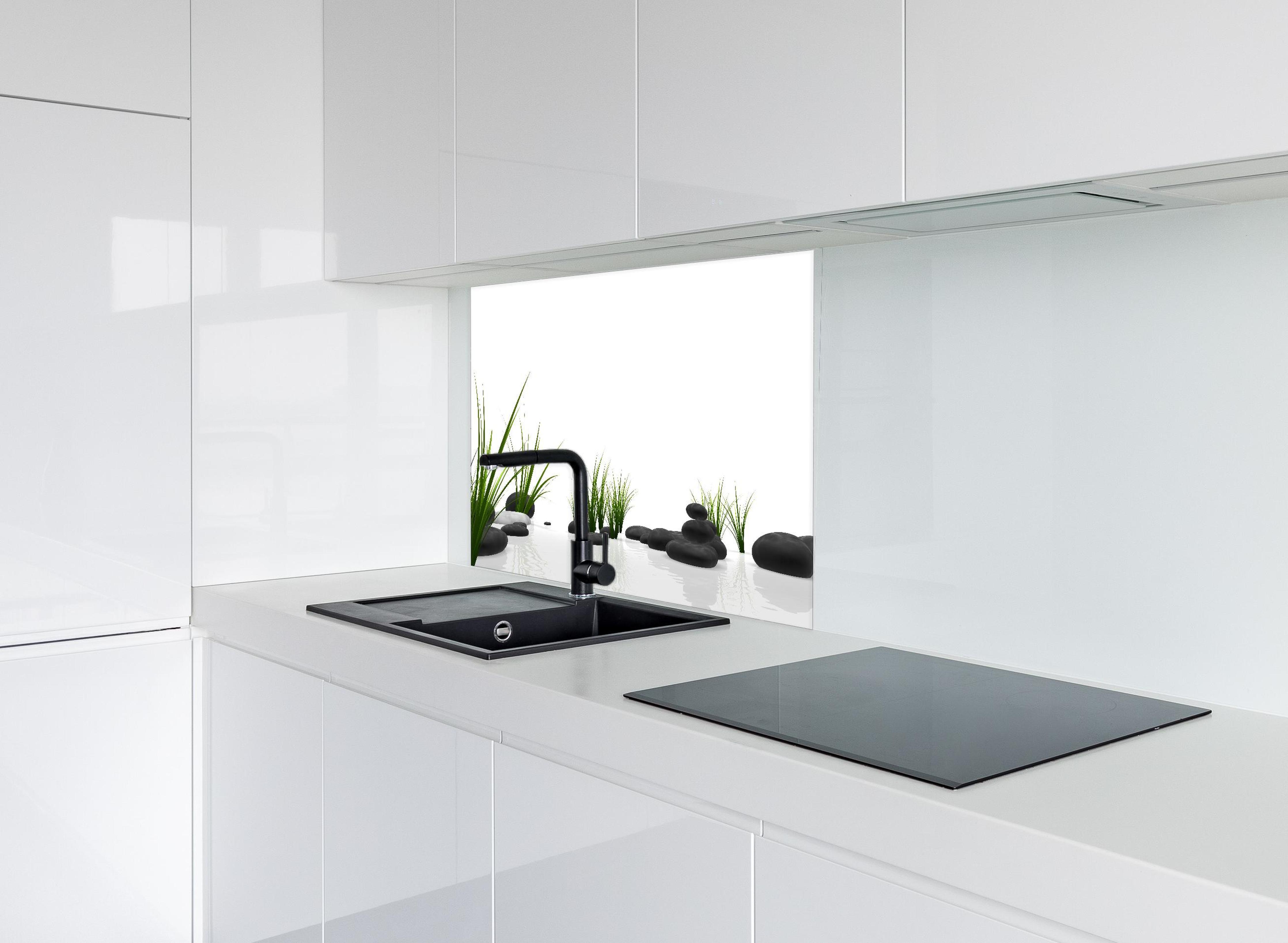 Spritzschutz - Ruhiges Steine Gefilde mit Gras und Wasser hinter modernem schwarz-matten Spülbecken in weißer Hochglanz-Küche