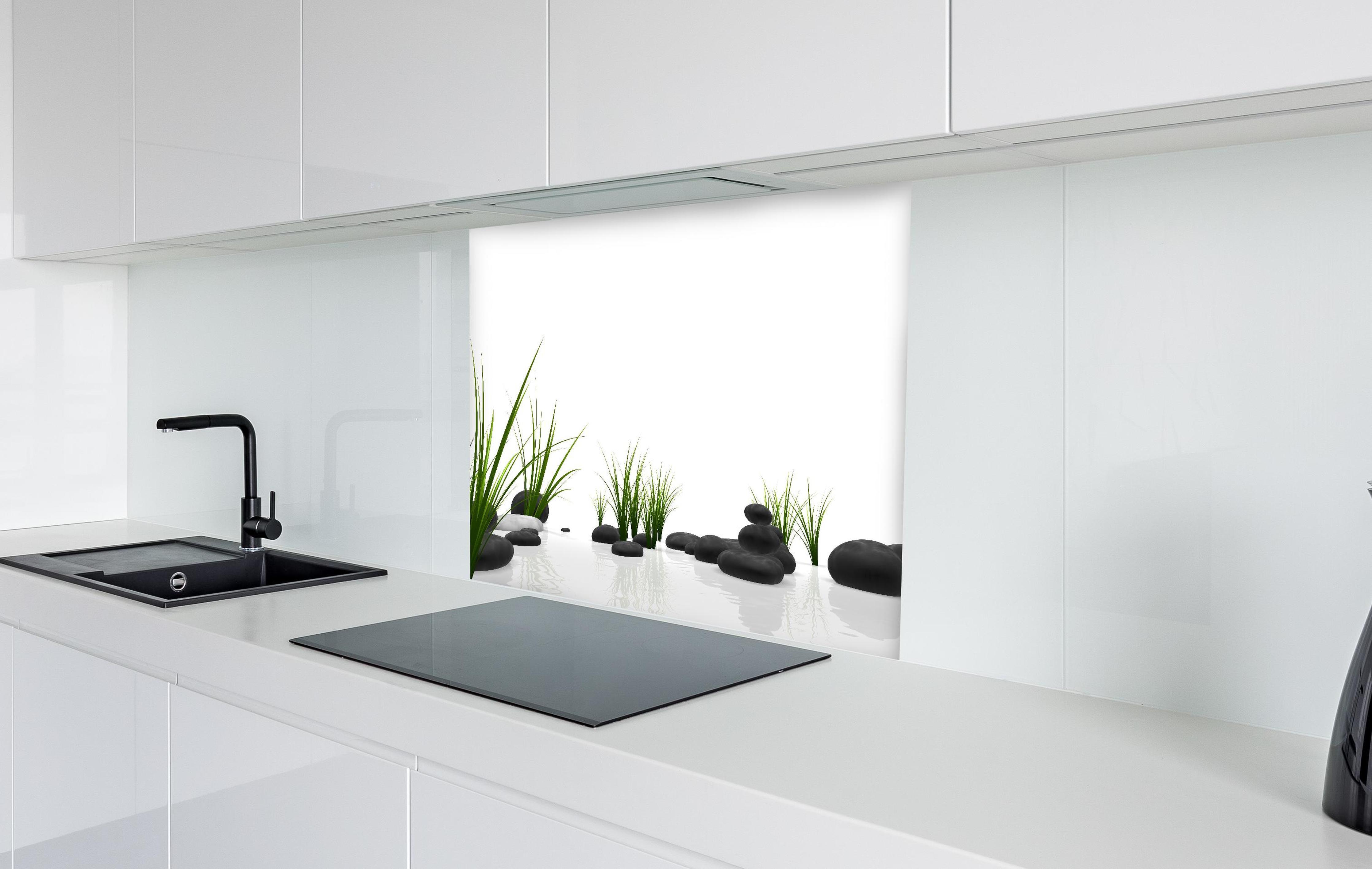 Spritzschutz - Ruhiges Steine Gefilde mit Gras und Wasser in weißer Hochglanz-Küche hinter einem Cerankochfeld