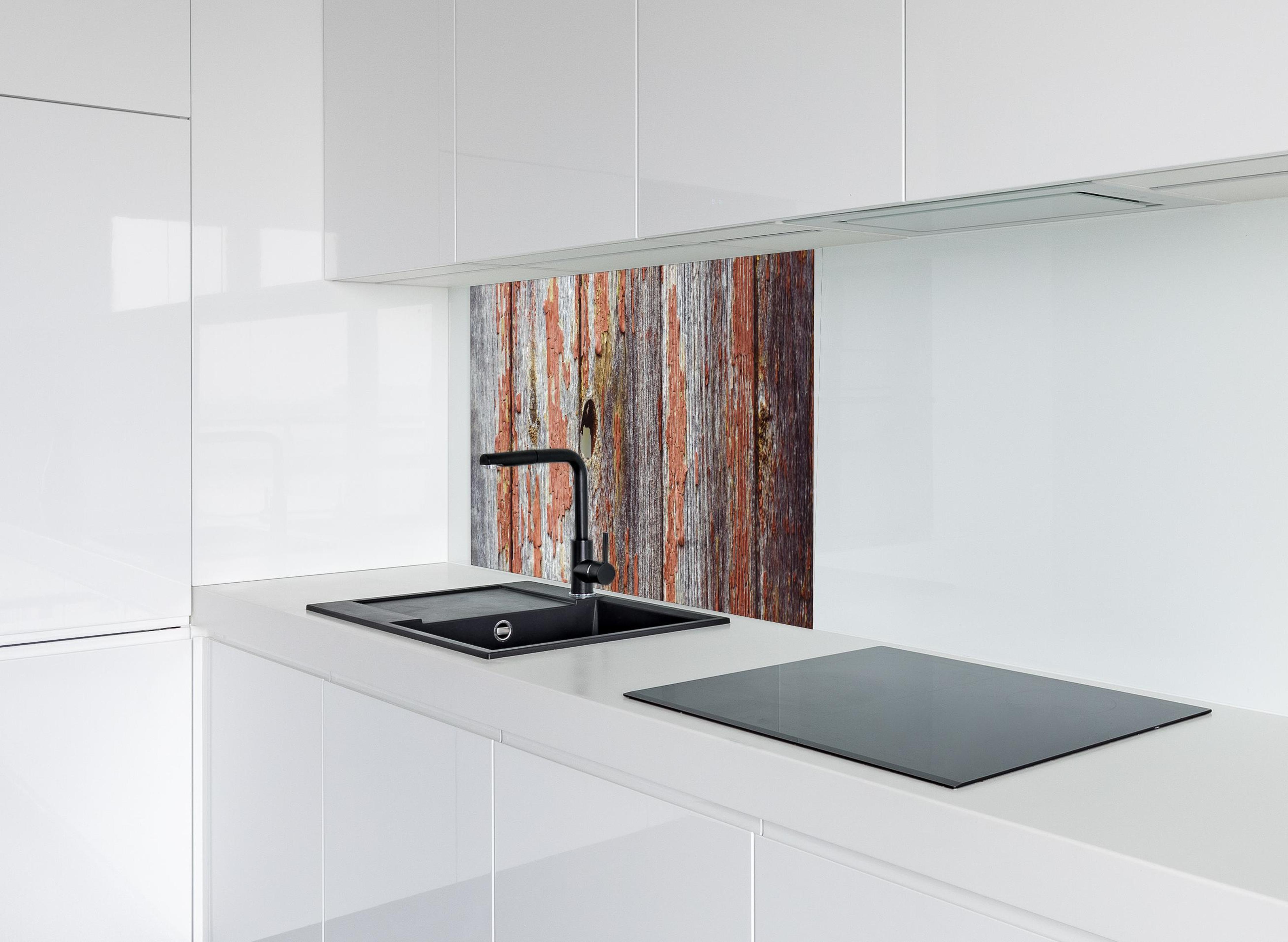 Spritzschutz - Rustikale Holzbretter mit Loch hinter modernem schwarz-matten Spülbecken in weißer Hochglanz-Küche