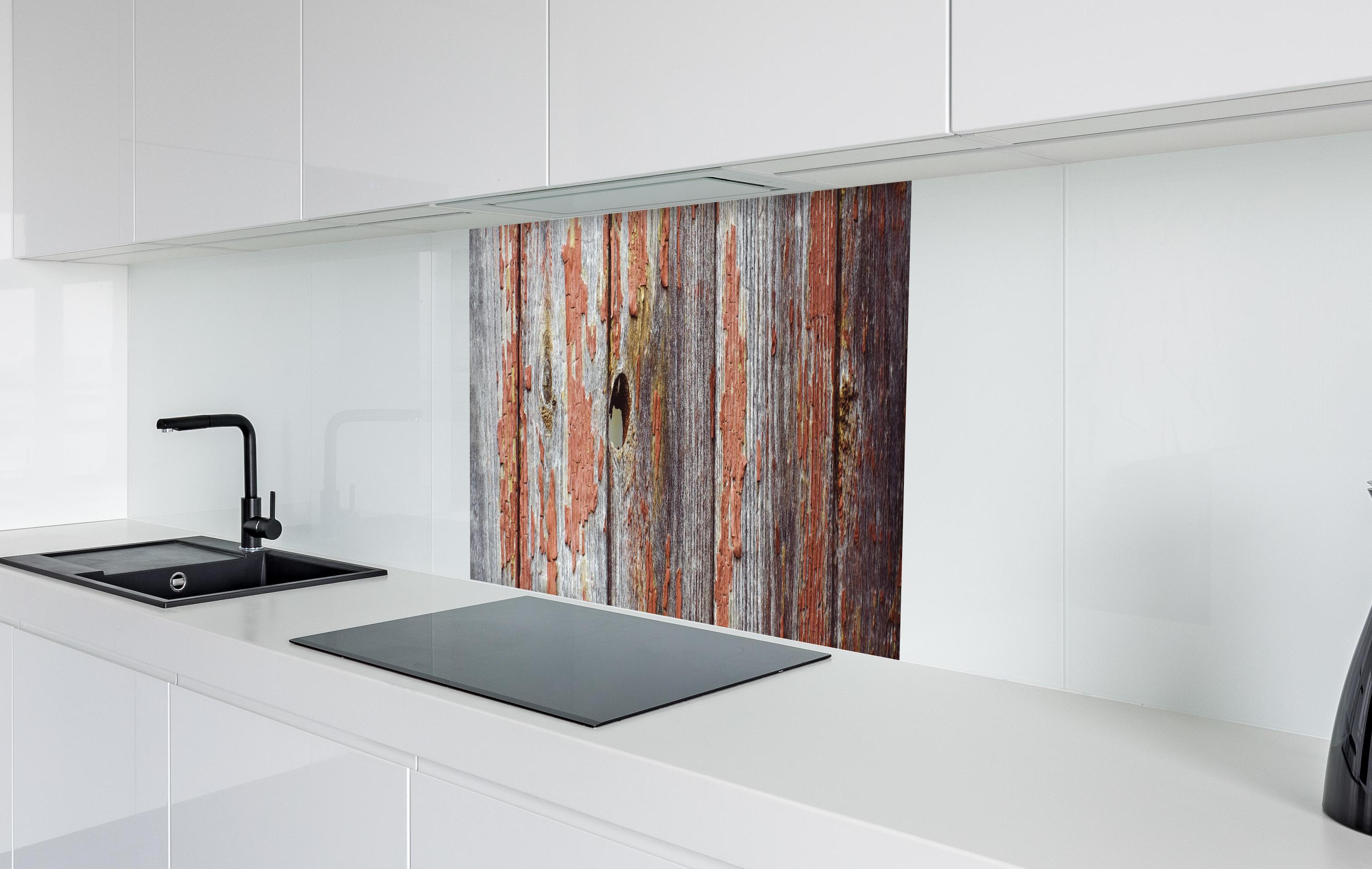 Spritzschutz - Rustikale Holzbretter mit Loch in weißer Hochglanz-Küche hinter einem Cerankochfeld