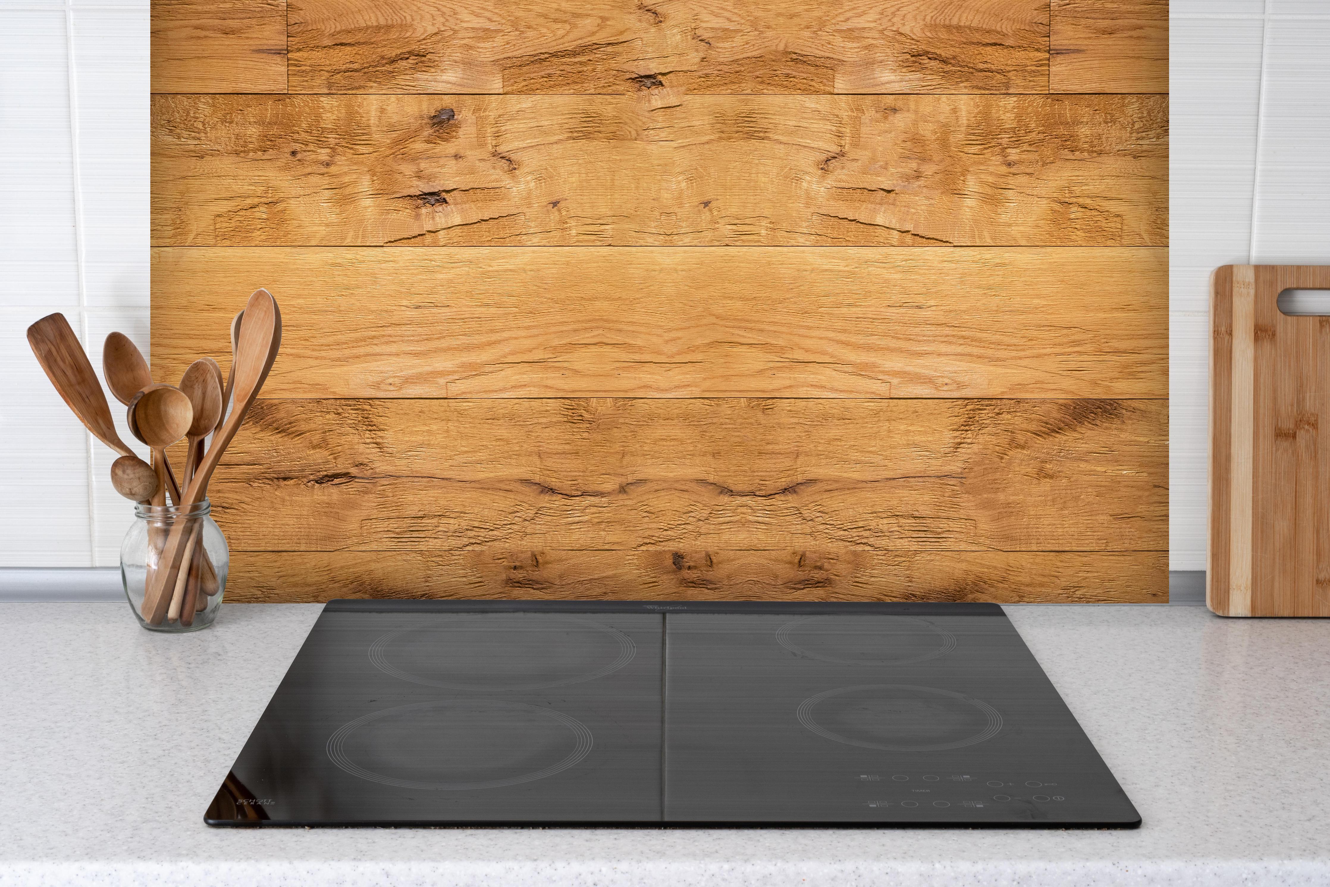 Spritzschutz - Rustikale Holzplatte hinter einem Cerankochfeld zwischen Holz-Kochutensilien