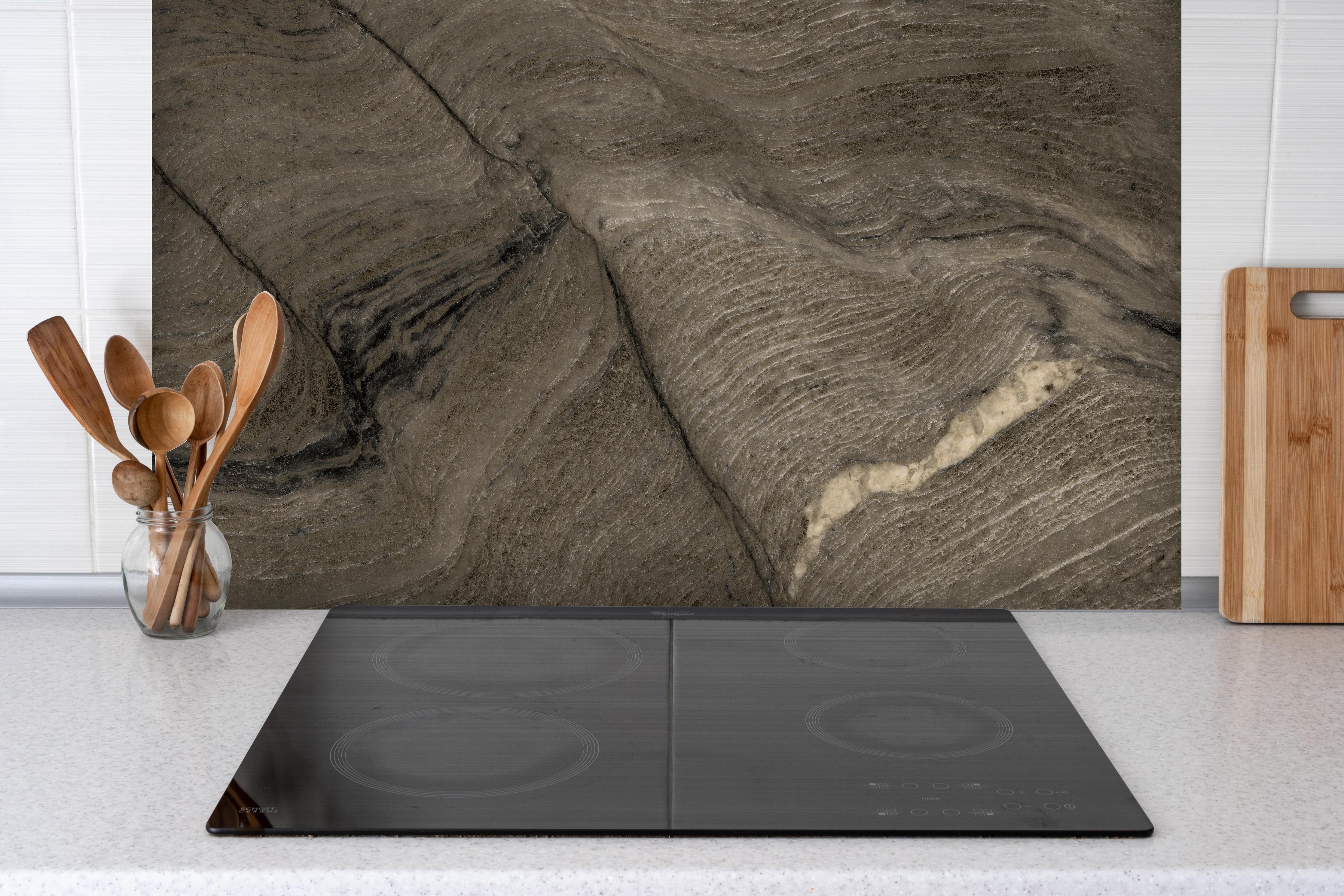 Spritzschutz - Rustikale Marmor Textur hinter einem Cerankochfeld zwischen Holz-Kochutensilien