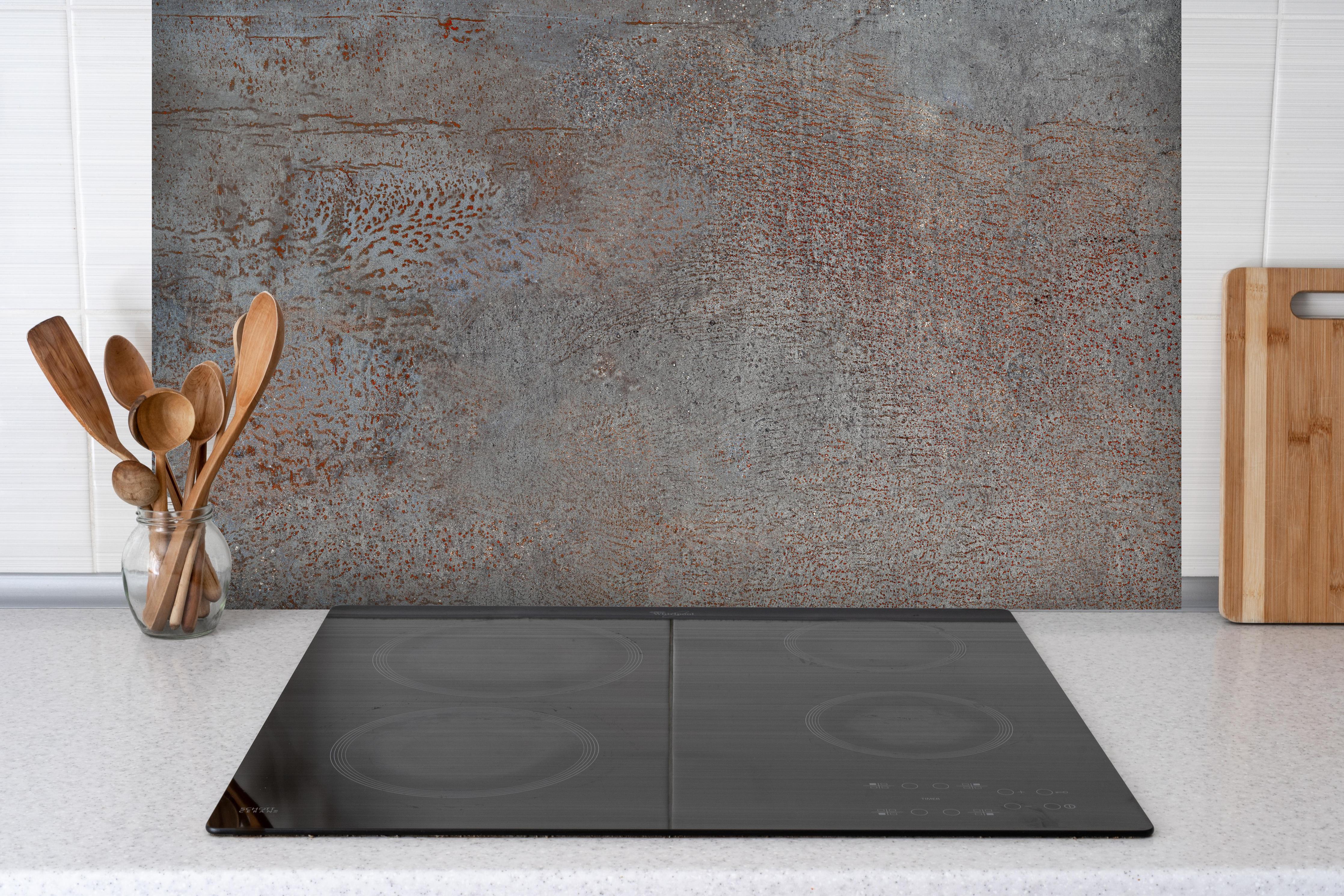 Spritzschutz - Rustikaler Marmor hinter einem Cerankochfeld zwischen Holz-Kochutensilien