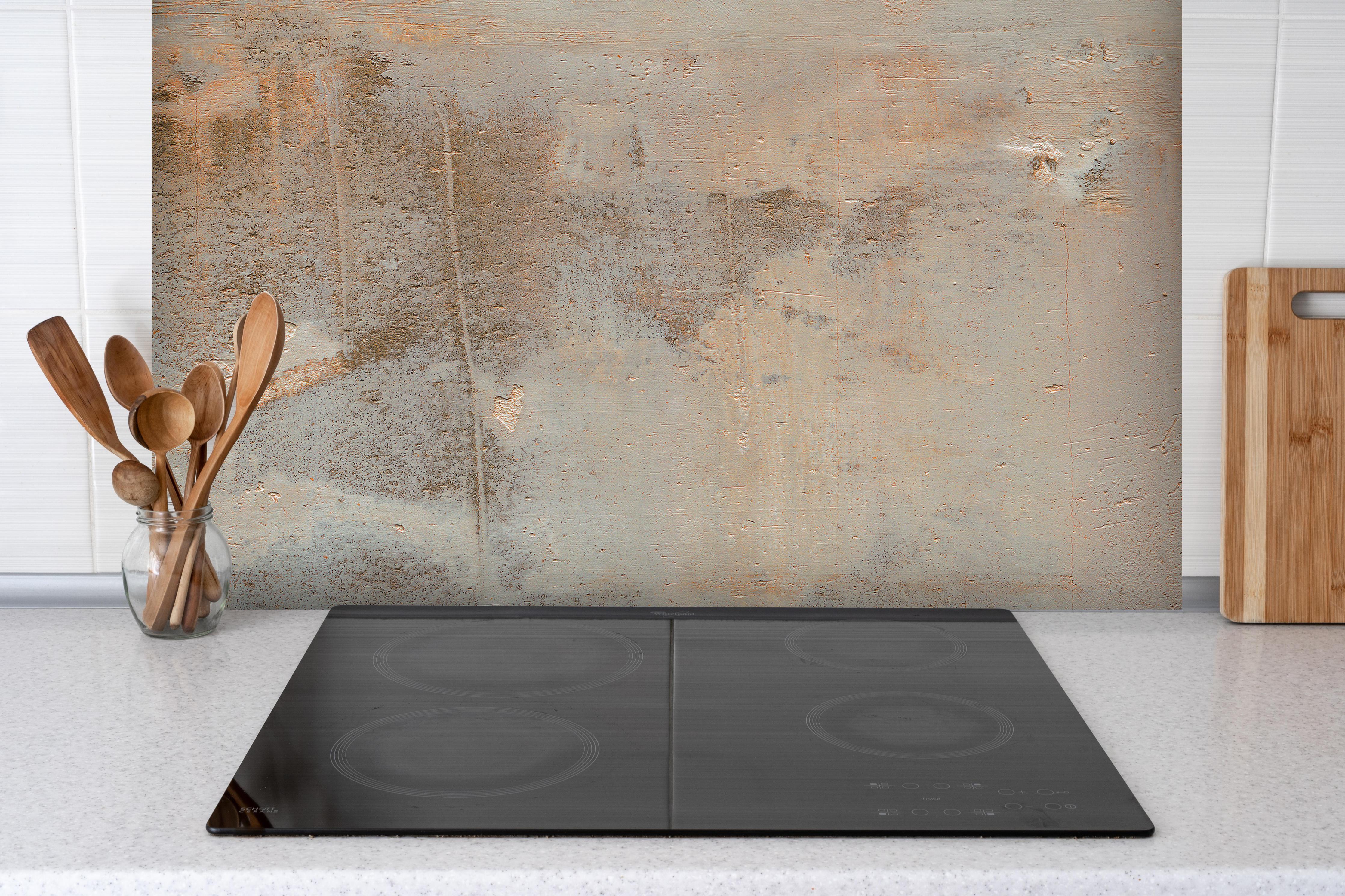 Spritzschutz - Rustikaler gräulich-brauner Beton hinter einem Cerankochfeld zwischen Holz-Kochutensilien