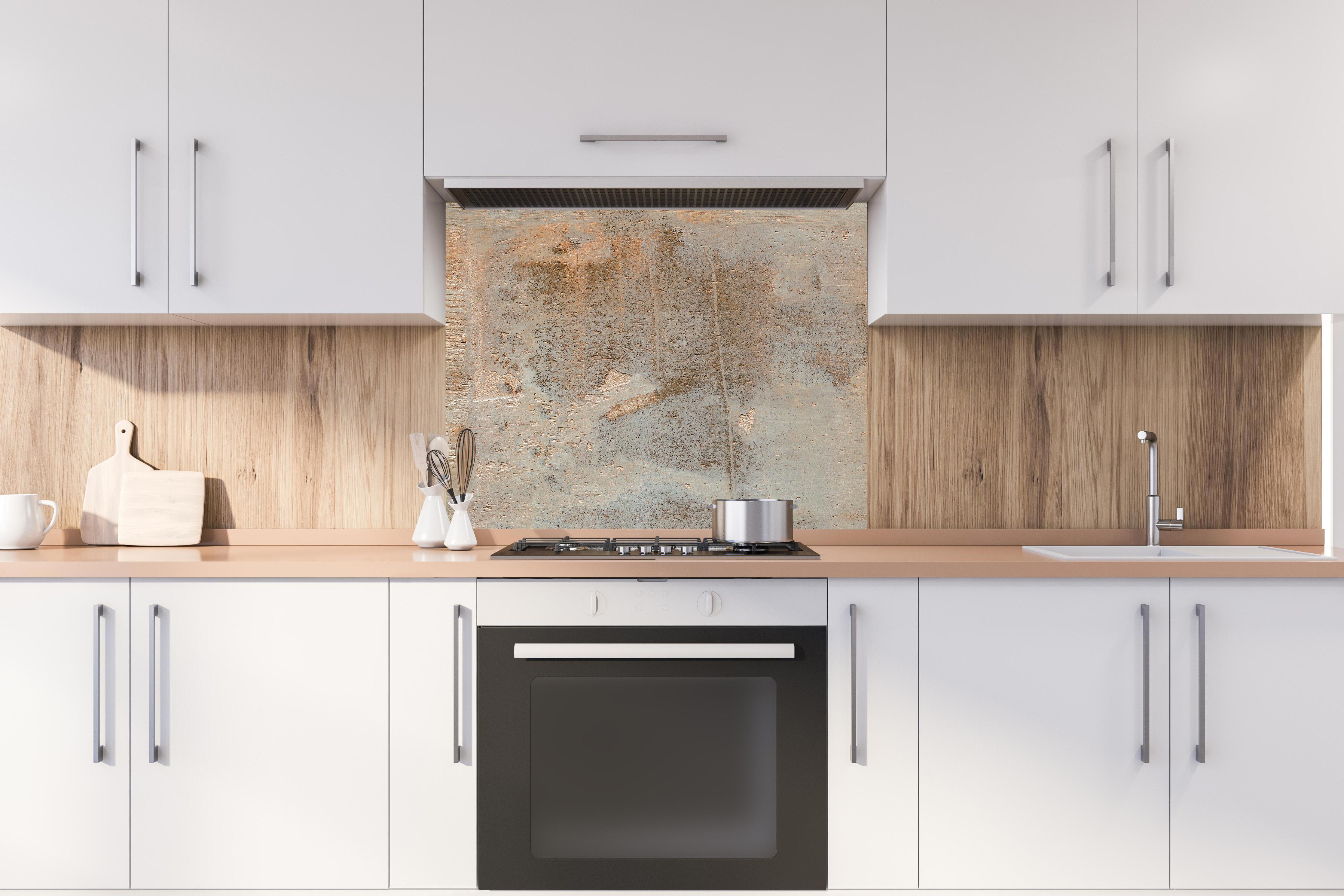 Spritzschutz - Rustikaler gräulich-brauner Beton hinter stilvollem Gasherd unter Dunstabzugshaube