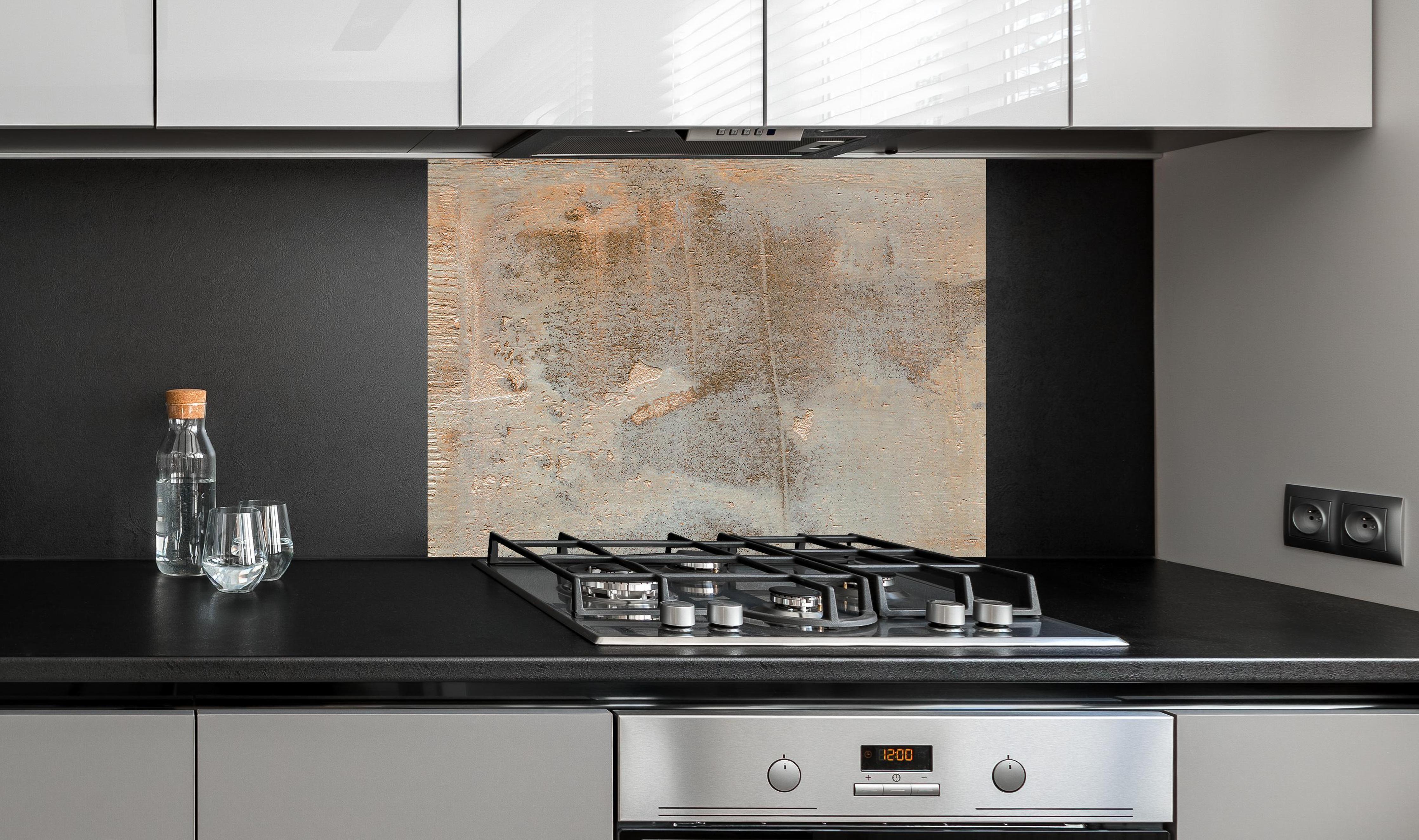 Spritzschutz - Rustikaler gräulich-brauner Beton an edler Anthrazit-Wand hinter silbernem Gasherd
