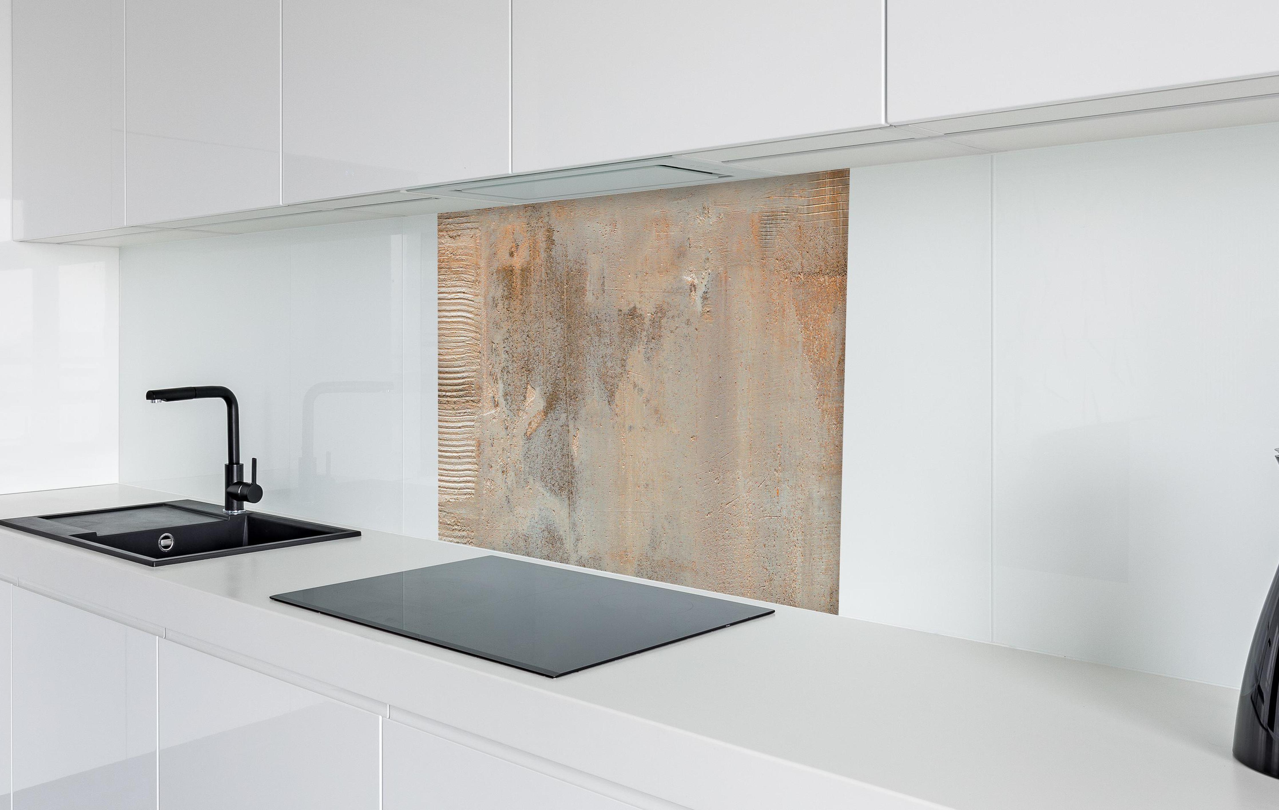 Spritzschutz - Rustikaler gräulich-brauner Beton in weißer Hochglanz-Küche hinter einem Cerankochfeld