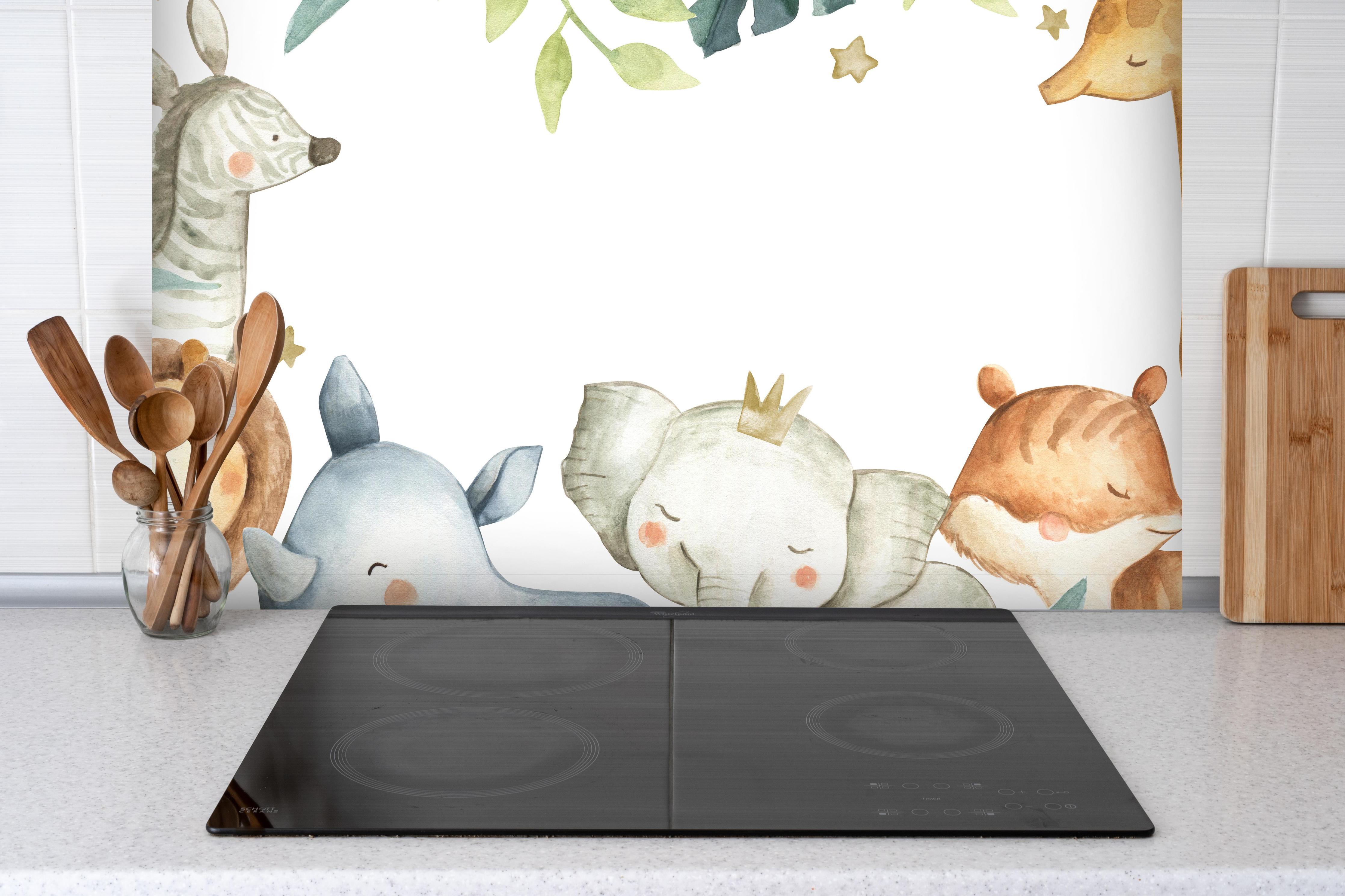 Spritzschutz - Safari Tiere Aquarell hinter einem Cerankochfeld zwischen Holz-Kochutensilien