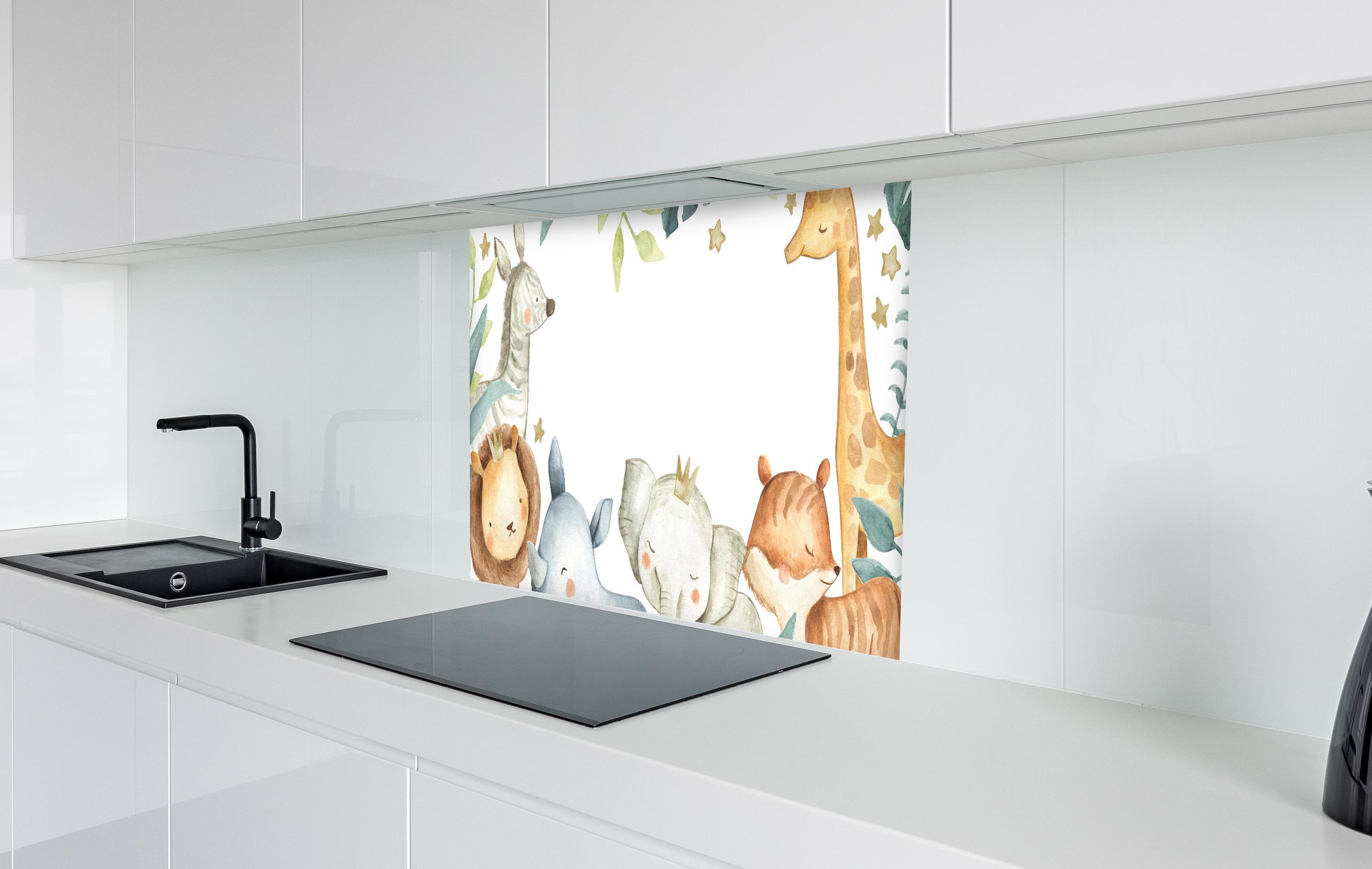 Spritzschutz - Safari Tiere Aquarell in weißer Hochglanz-Küche hinter einem Cerankochfeld