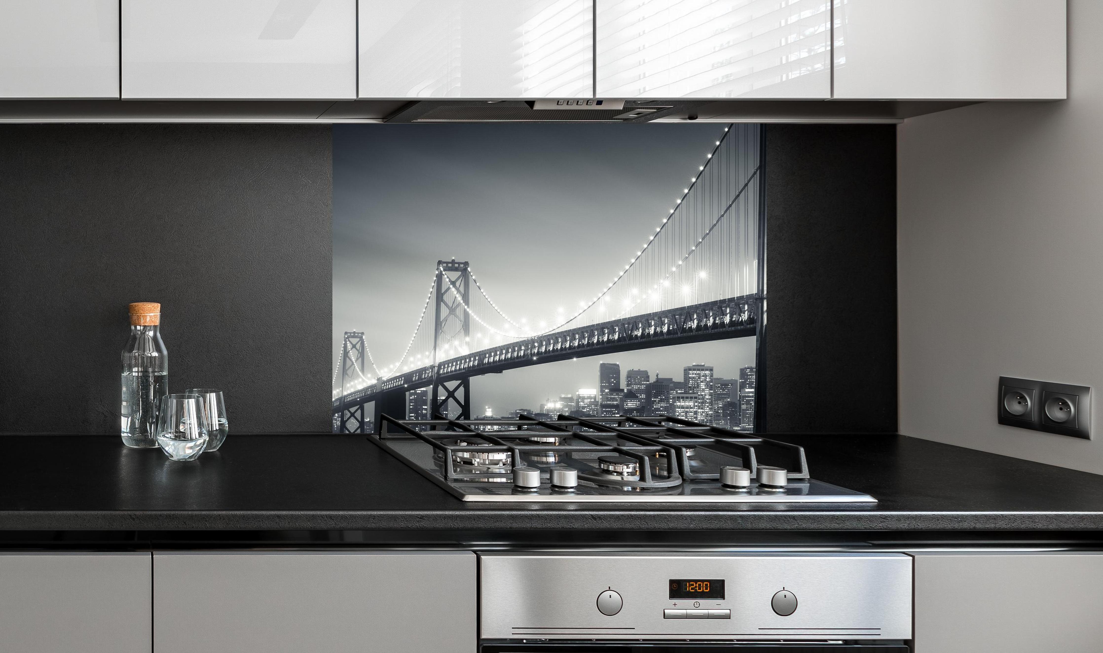 Spritzschutz - San Francisco Bay Bridge bei Nacht an edler Anthrazit-Wand hinter silbernem Gasherd