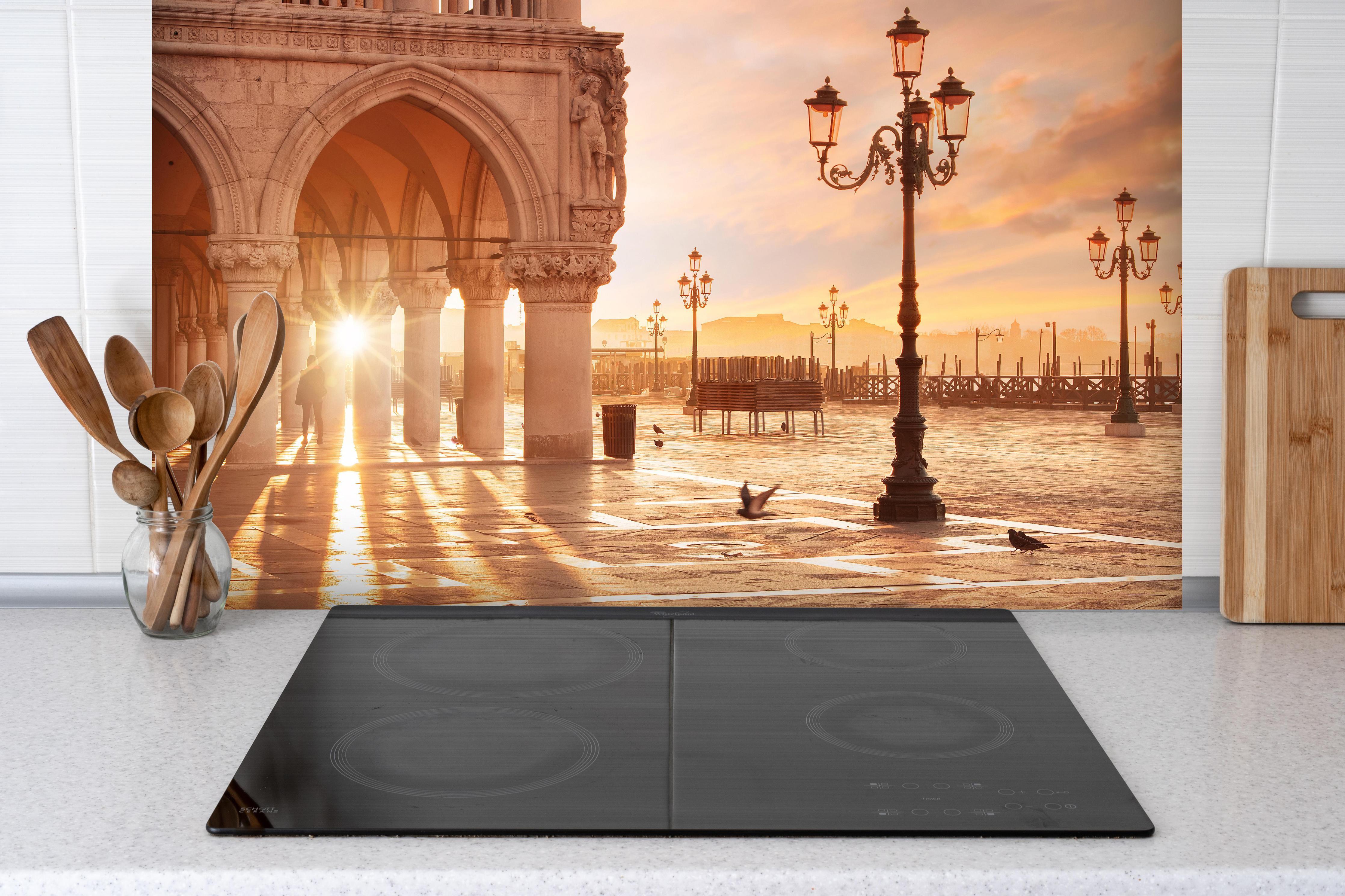 Spritzschutz - San Marco bei Abendsonne in Venedig hinter einem Cerankochfeld zwischen Holz-Kochutensilien