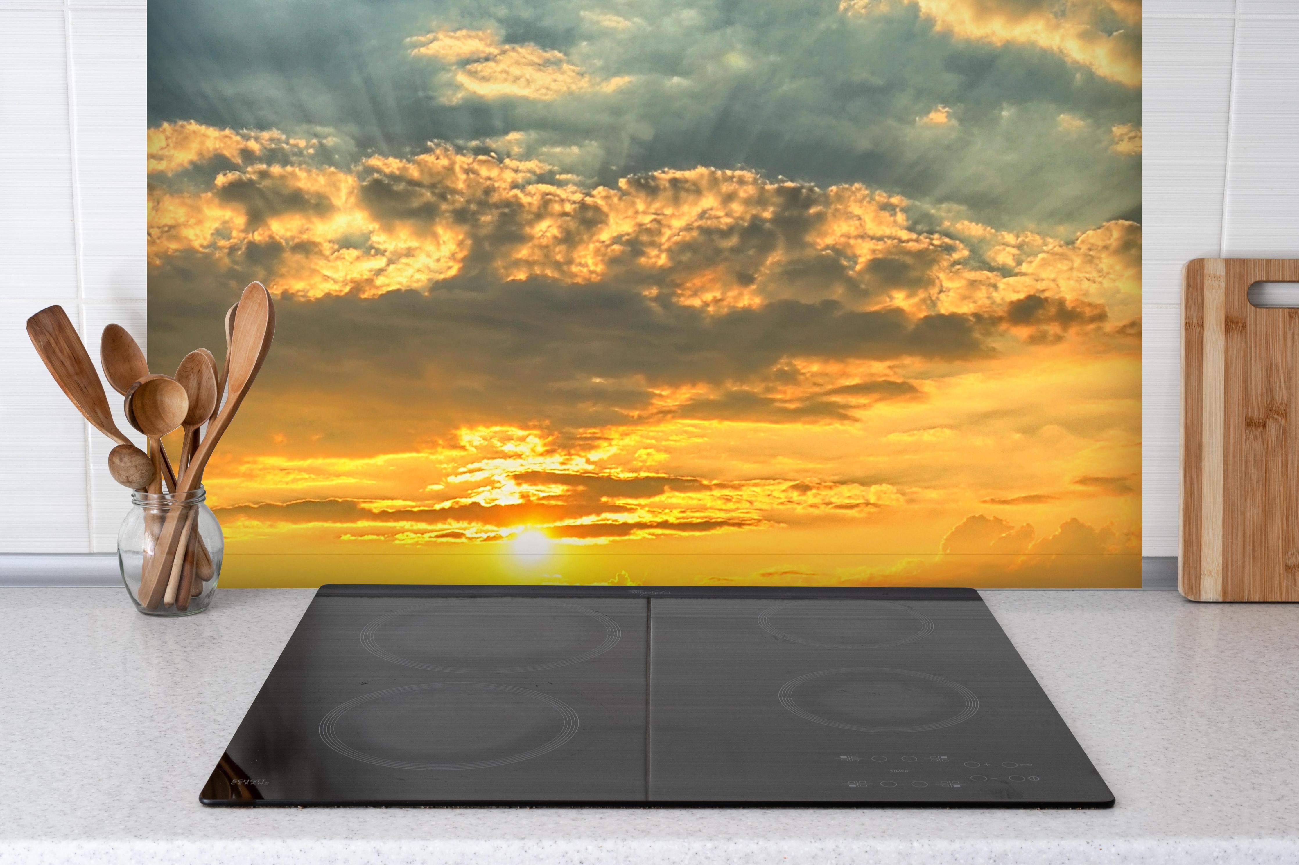 Spritzschutz - Schafsherde bei Sonnenuntergang hinter einem Cerankochfeld zwischen Holz-Kochutensilien