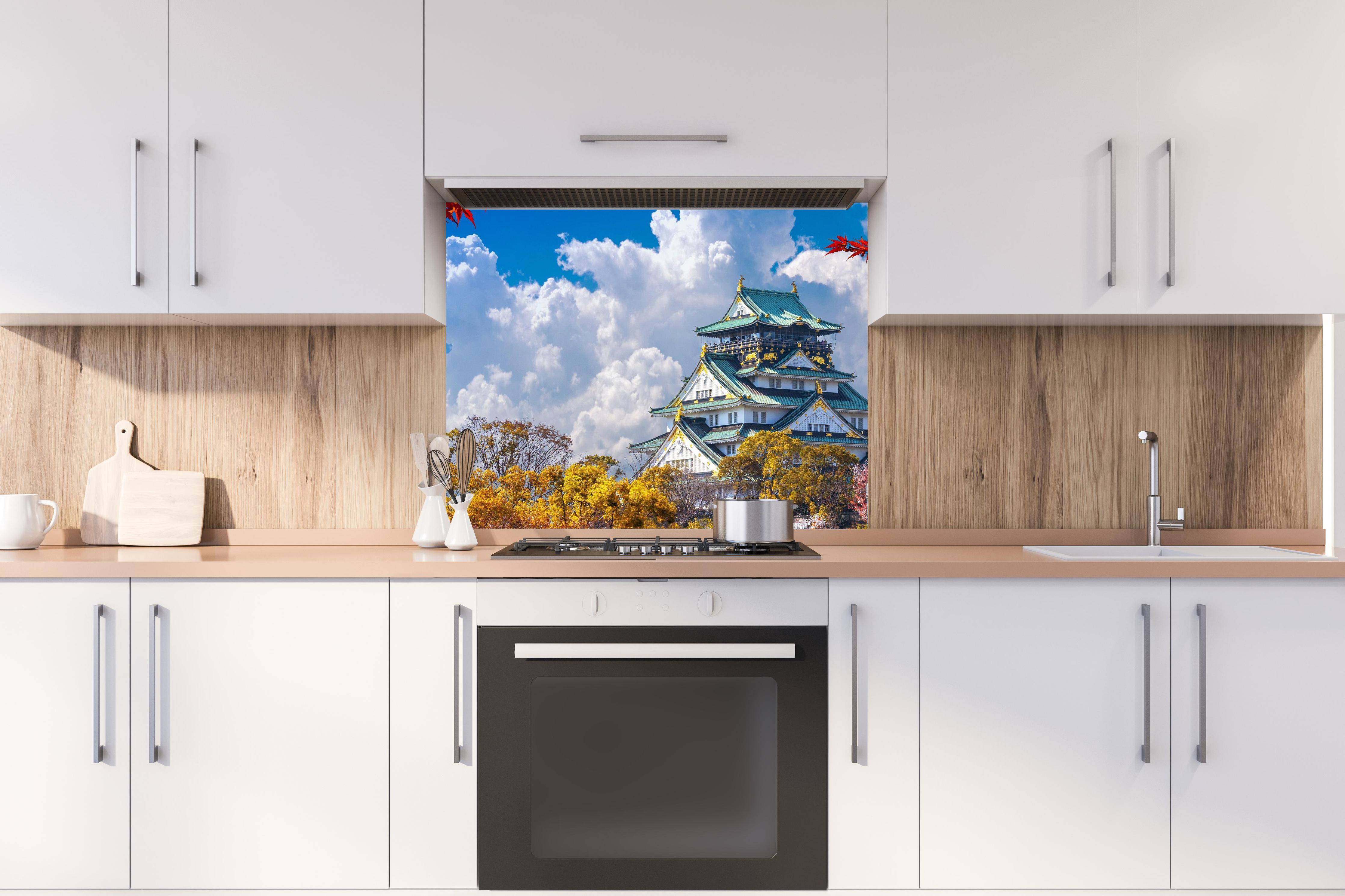 Spritzschutz - Schloss Osaka im Herbst hinter stilvollem Gasherd unter Dunstabzugshaube