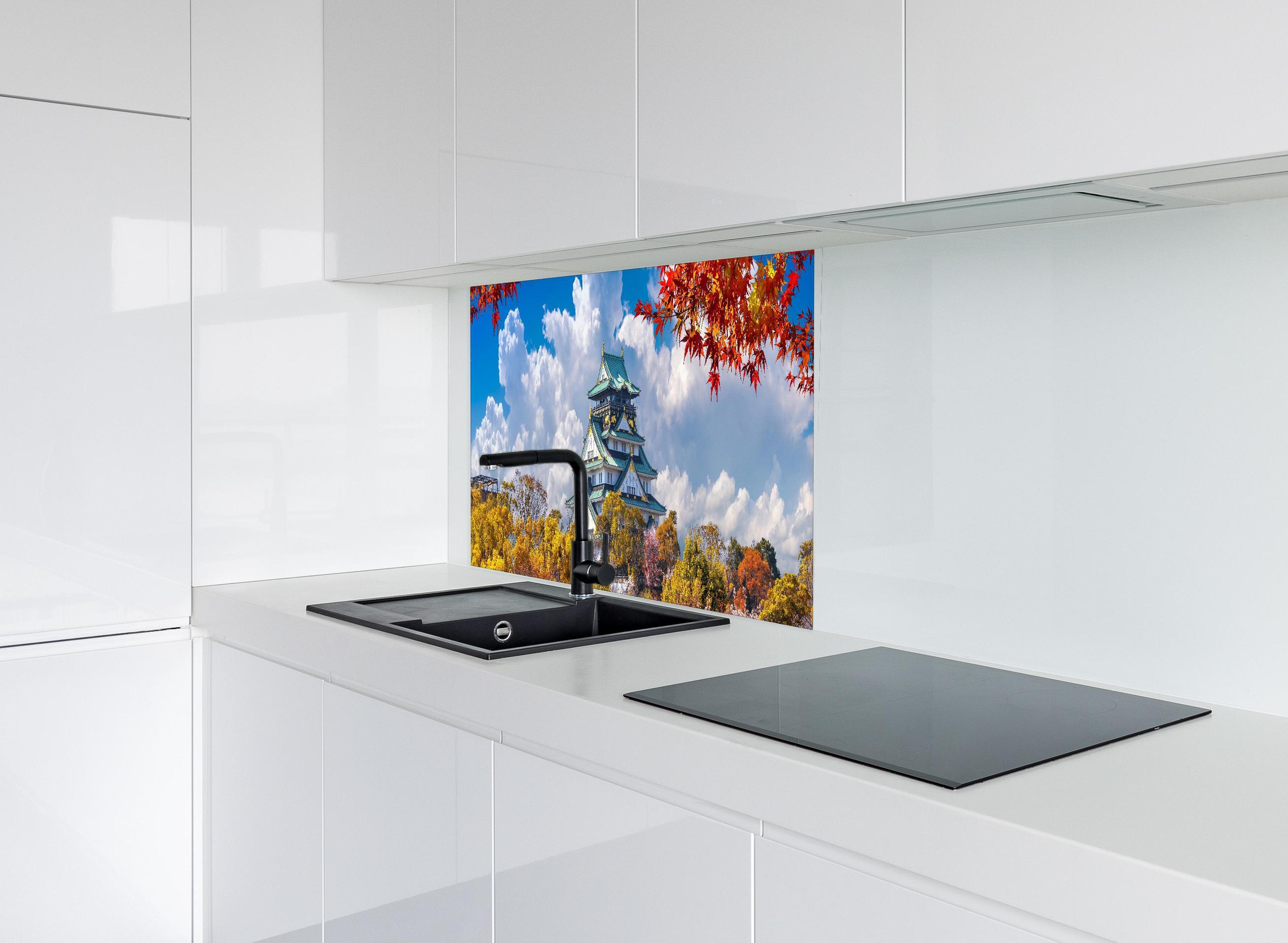 Spritzschutz - Schloss Osaka im Herbst hinter modernem schwarz-matten Spülbecken in weißer Hochglanz-Küche