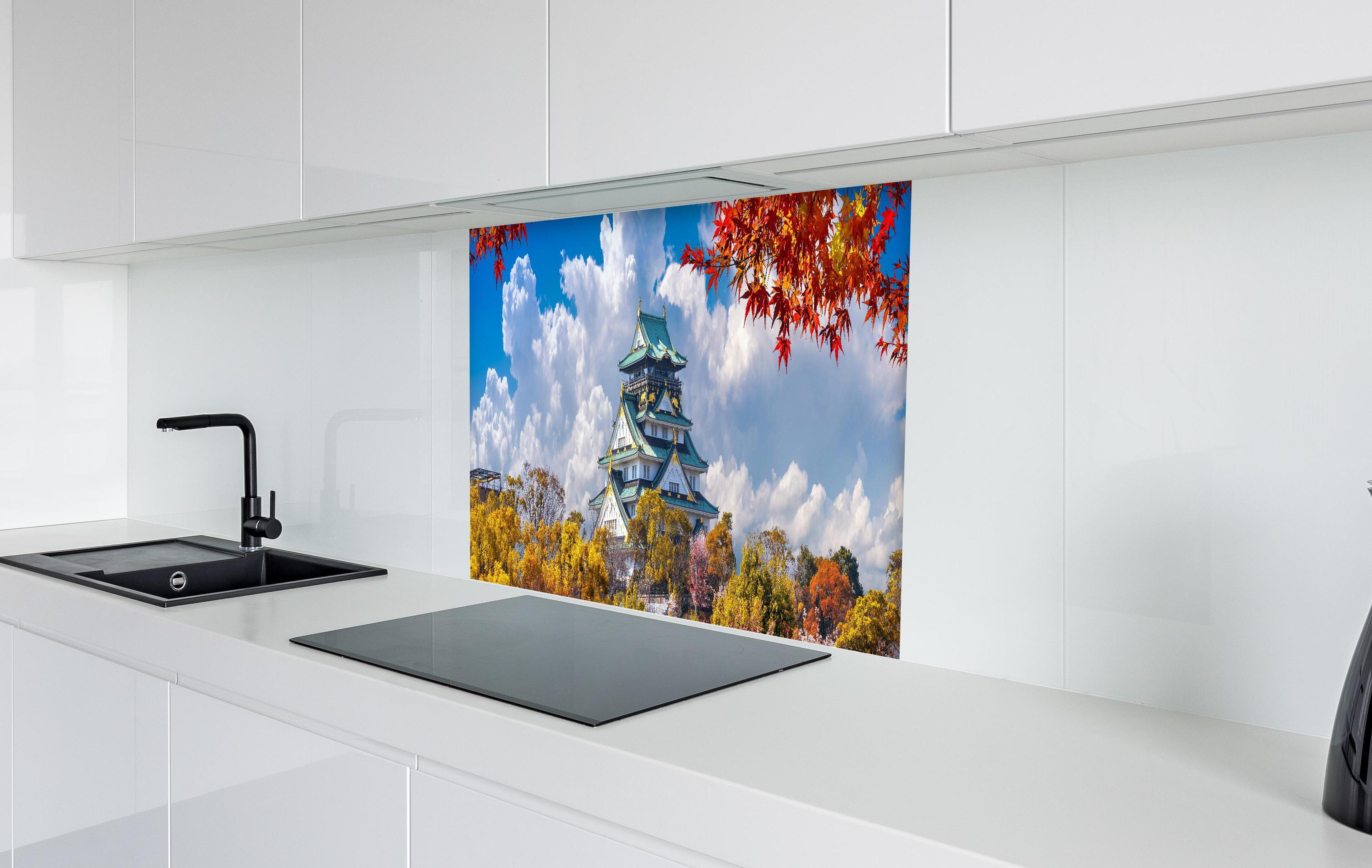 Spritzschutz - Schloss Osaka im Herbst in weißer Hochglanz-Küche hinter einem Cerankochfeld