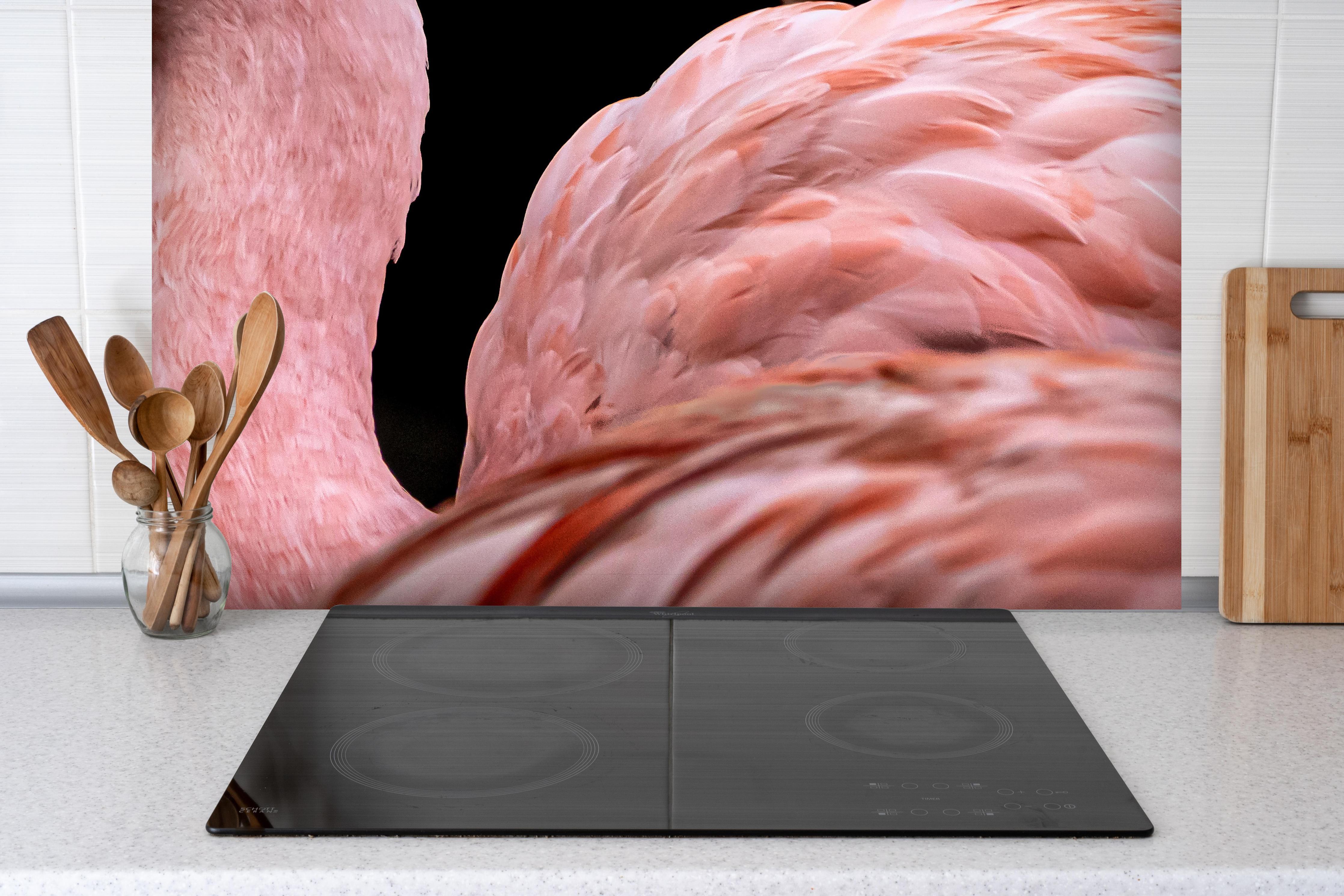 Spritzschutz - Schnappschuss eines Flamingo hinter einem Cerankochfeld zwischen Holz-Kochutensilien