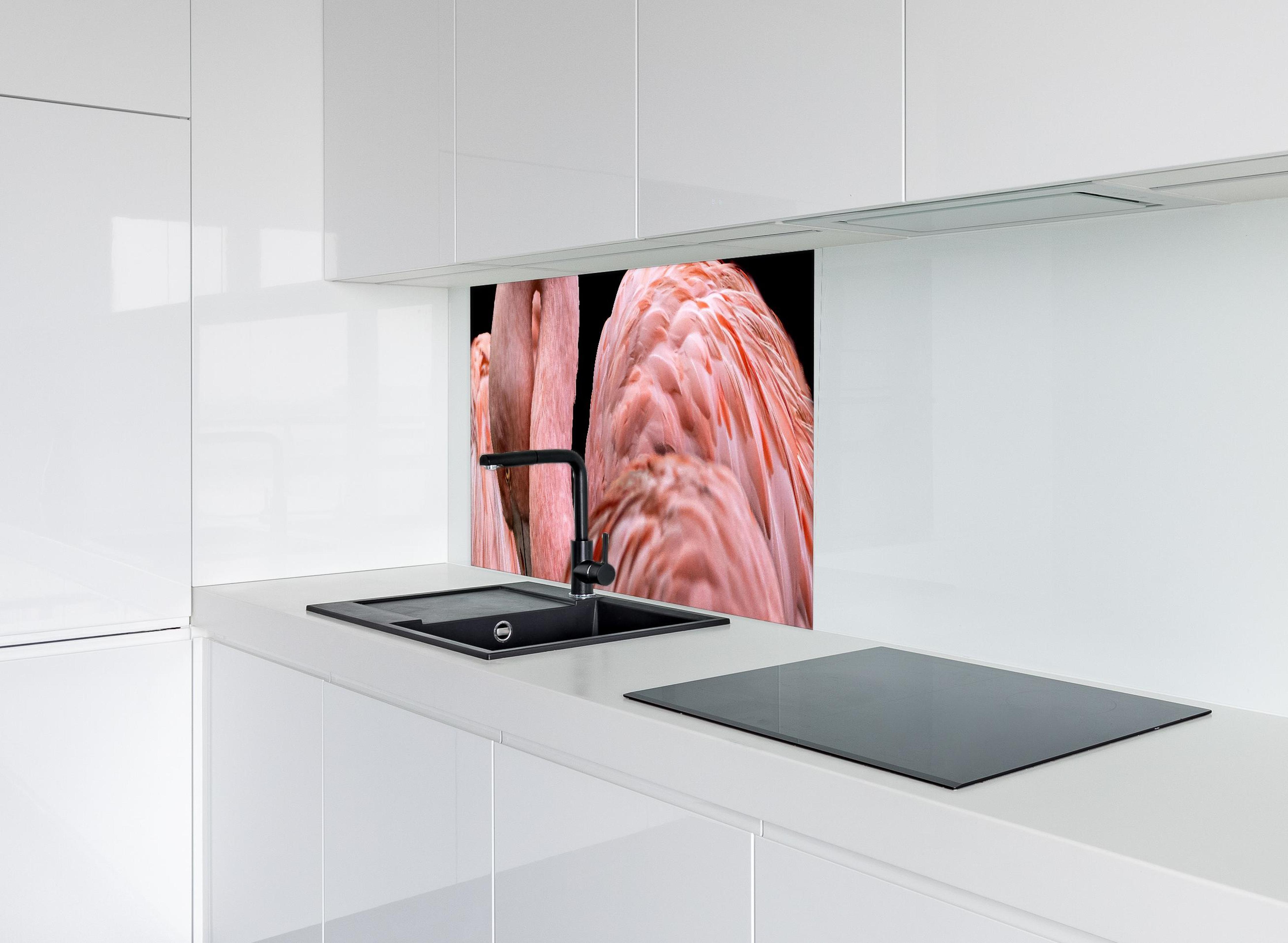 Spritzschutz - Schnappschuss eines Flamingo hinter modernem schwarz-matten Spülbecken in weißer Hochglanz-Küche