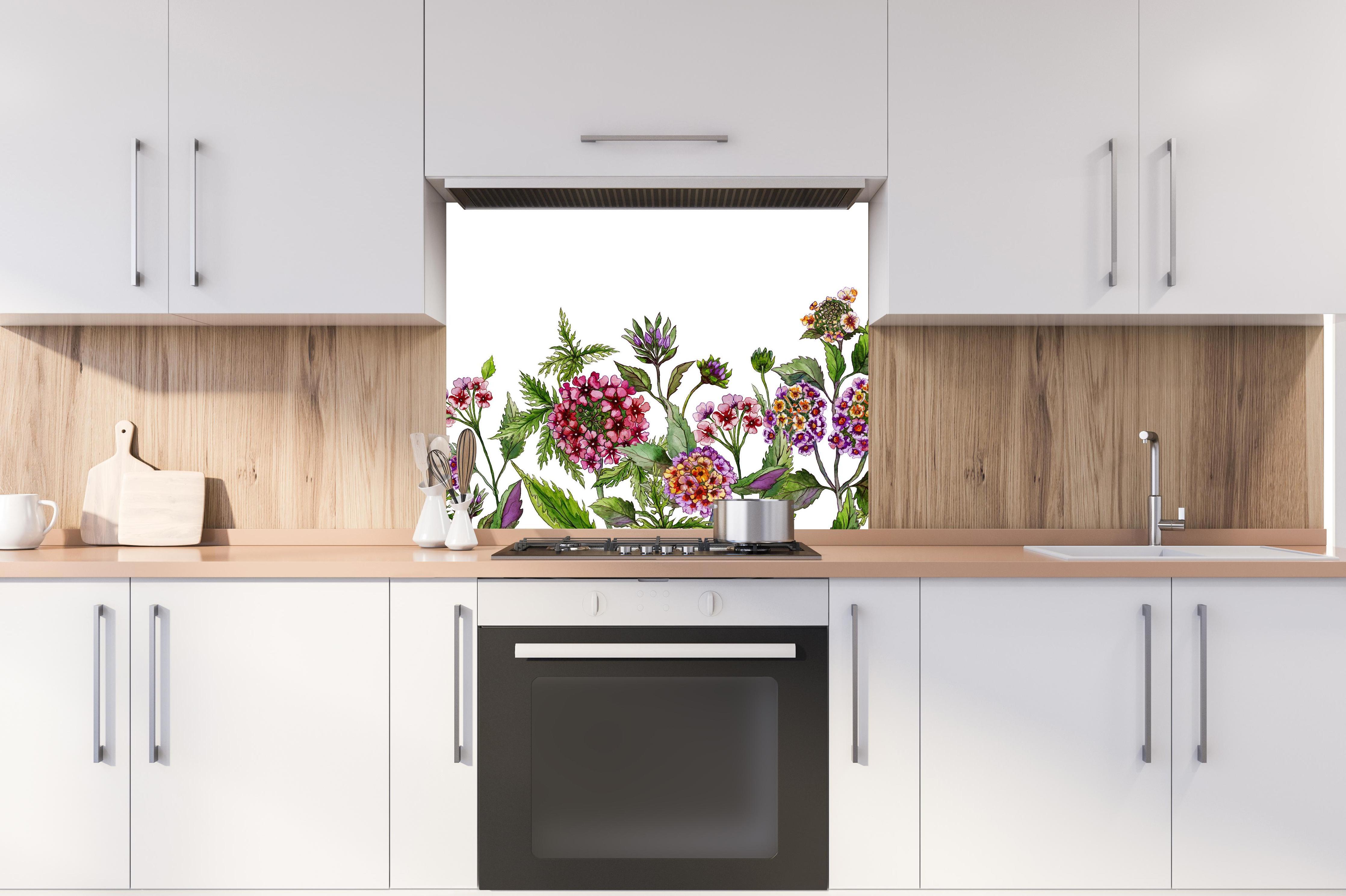 Spritzschutz - Schöne Lantana-Blüten mit grünem Blätter hinter stilvollem Gasherd unter Dunstabzugshaube