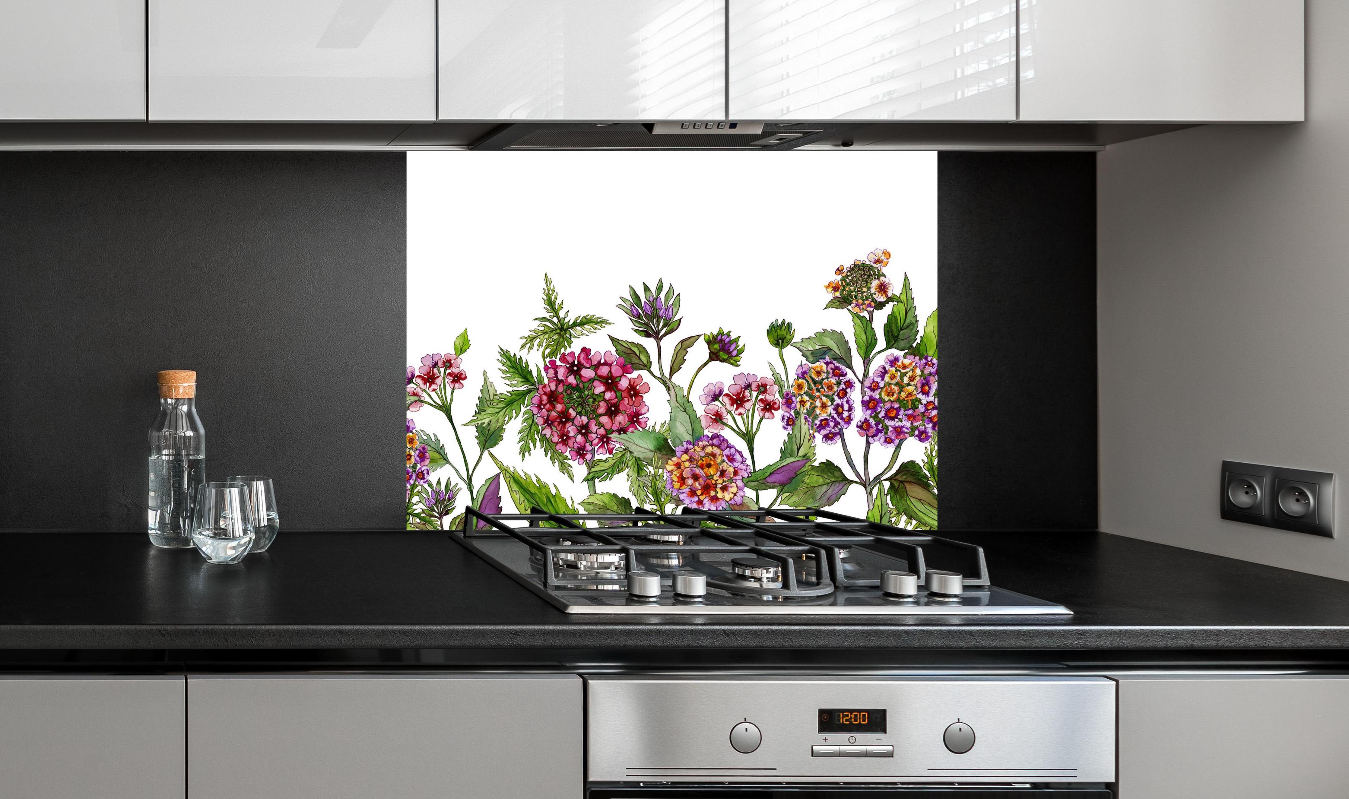 Spritzschutz - Schöne Lantana-Blüten mit grünem Blätter an edler Anthrazit-Wand hinter silbernem Gasherd