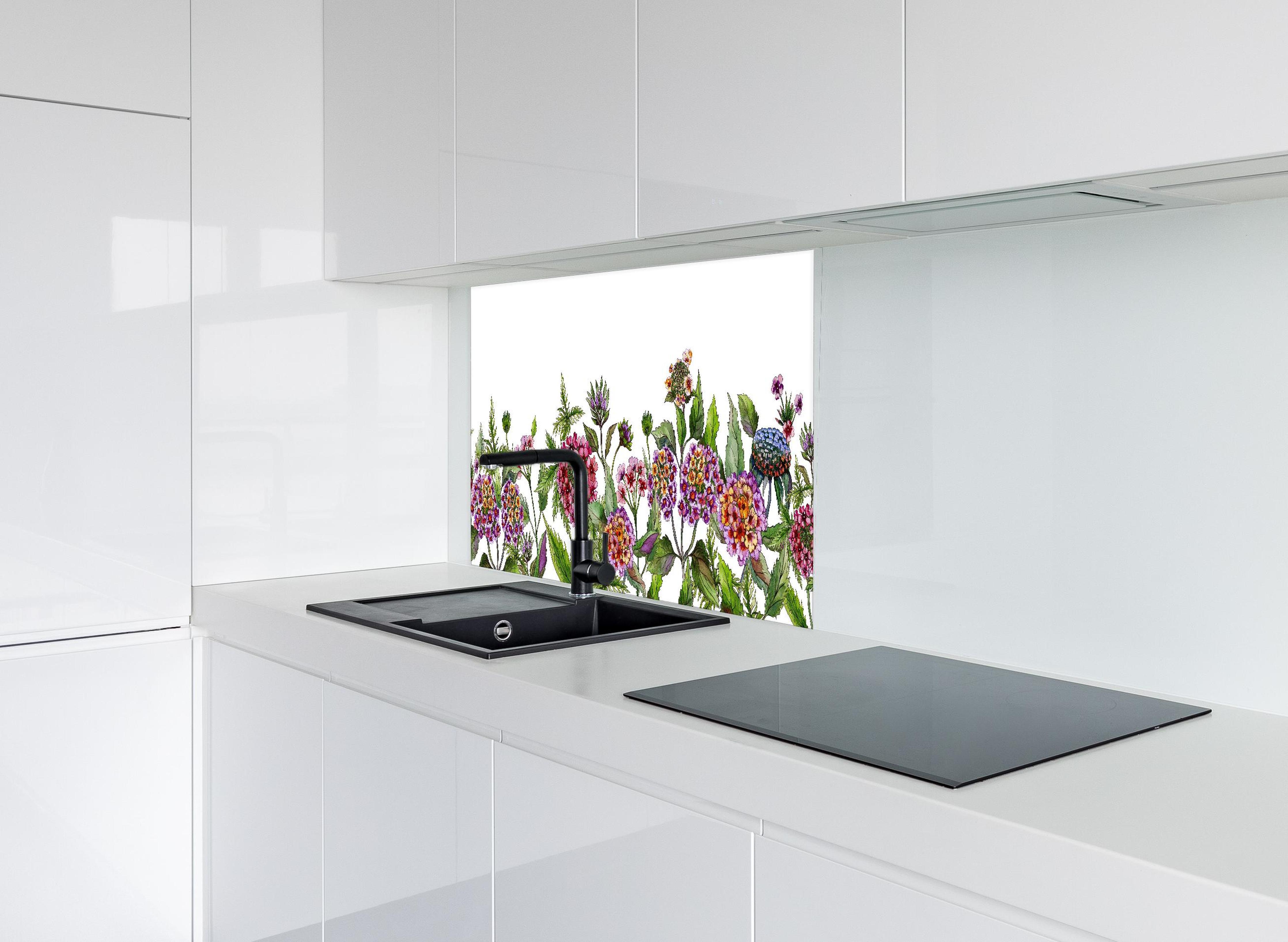 Spritzschutz - Schöne Lantana-Blüten mit grünem Blätter hinter modernem schwarz-matten Spülbecken in weißer Hochglanz-Küche