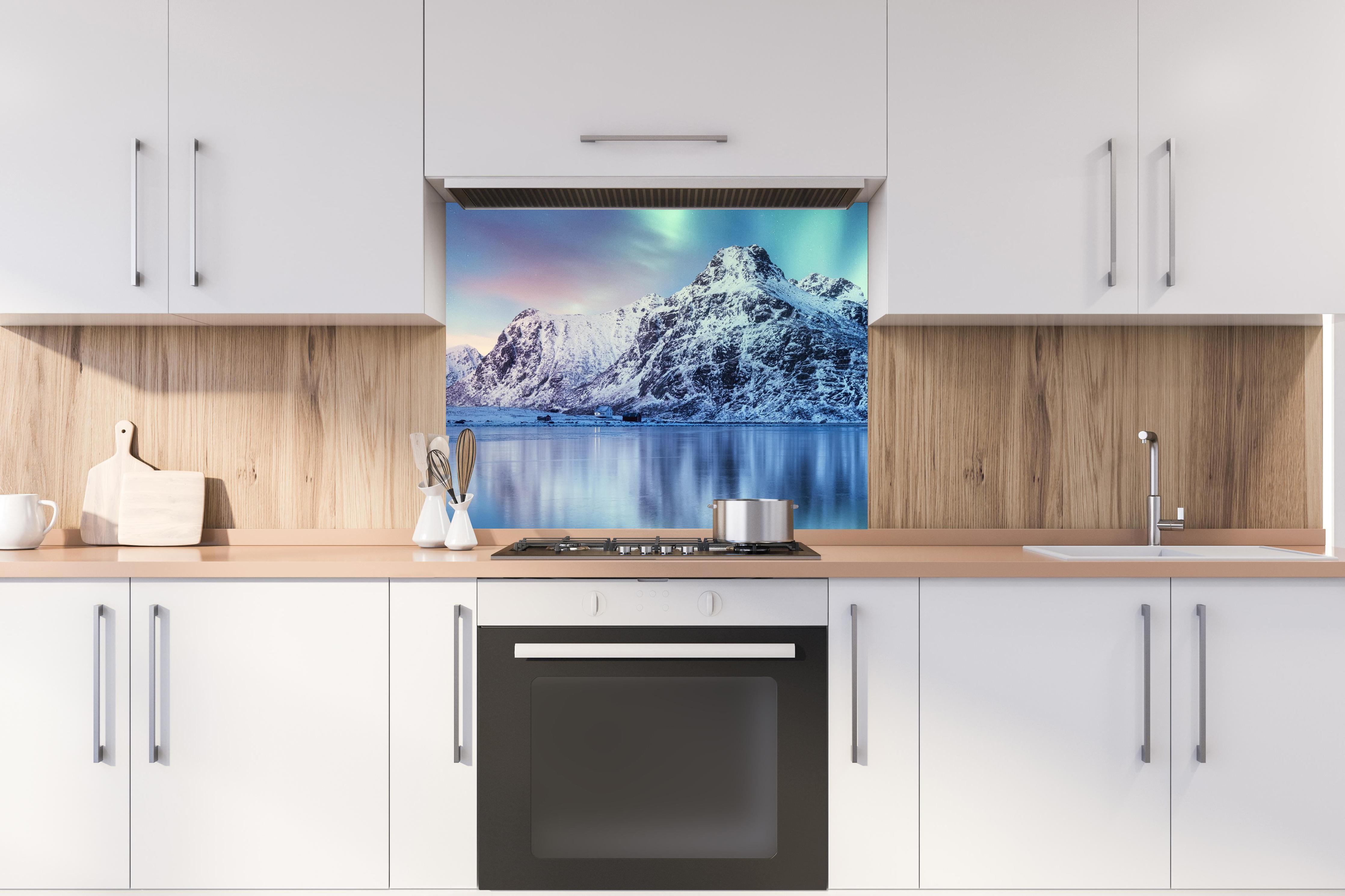 Spritzschutz - Schöne Polarlichter über dem Berg hinter stilvollem Gasherd unter Dunstabzugshaube